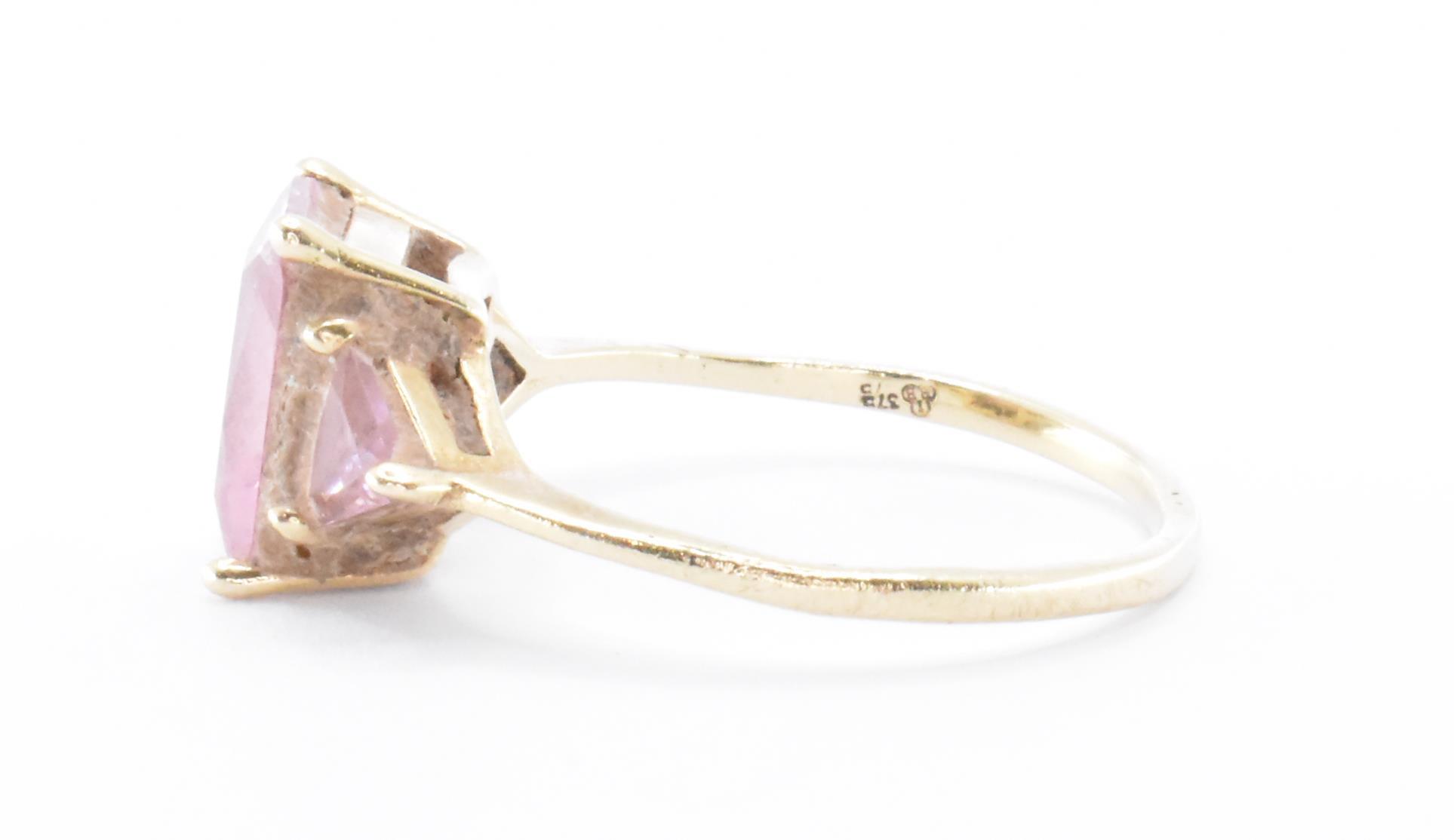 HALLMARKED 9CT GOLD & PINK STONE RING - Image 2 of 4