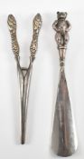 EDWARDIAN SILVER HAHANDLED SHOE HORN & GLOVE STRETCHERS