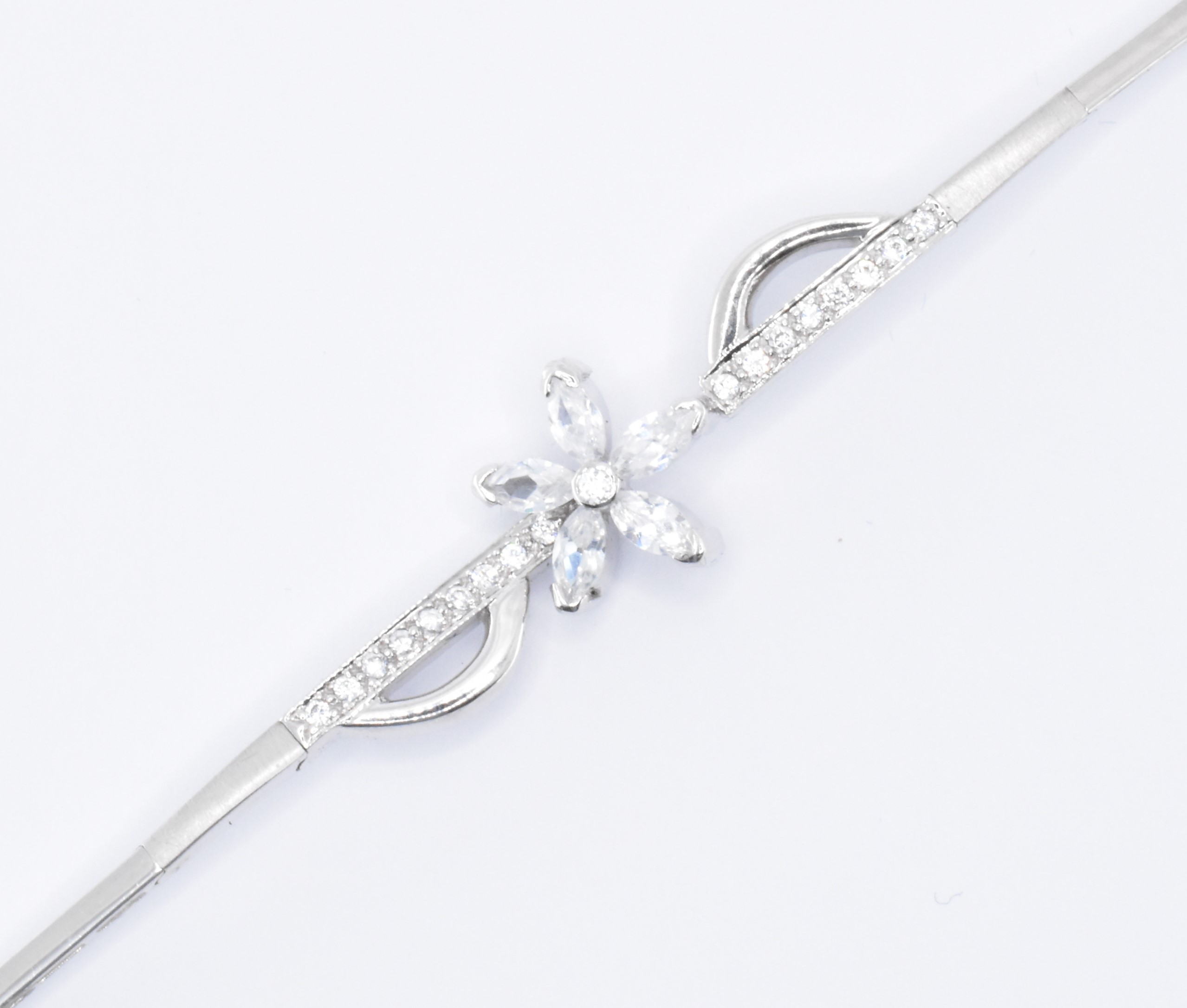 9CT WHITE GOLD FLOWER CLUSTER BRACELET