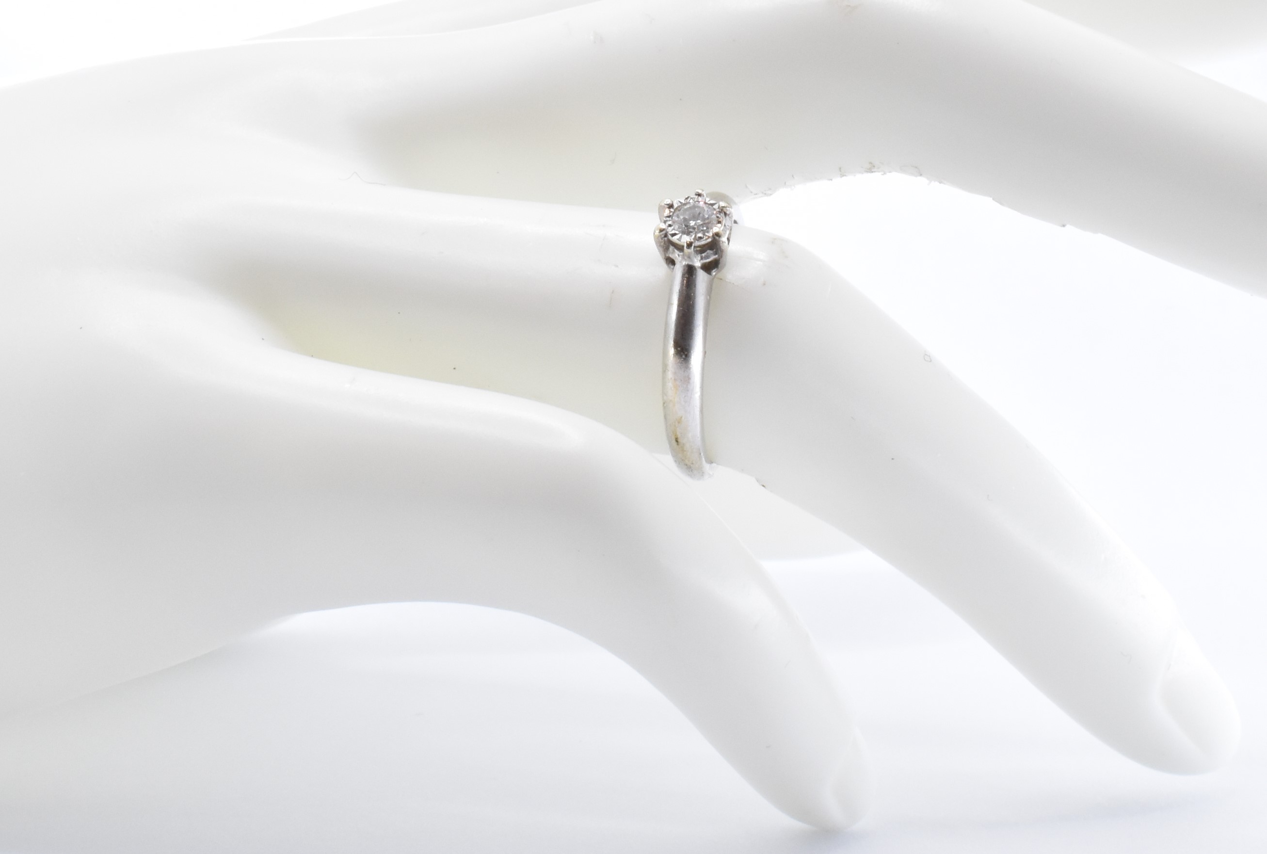 9CT GOLD & DIAMOND SOLITAIRE RING - Image 7 of 7