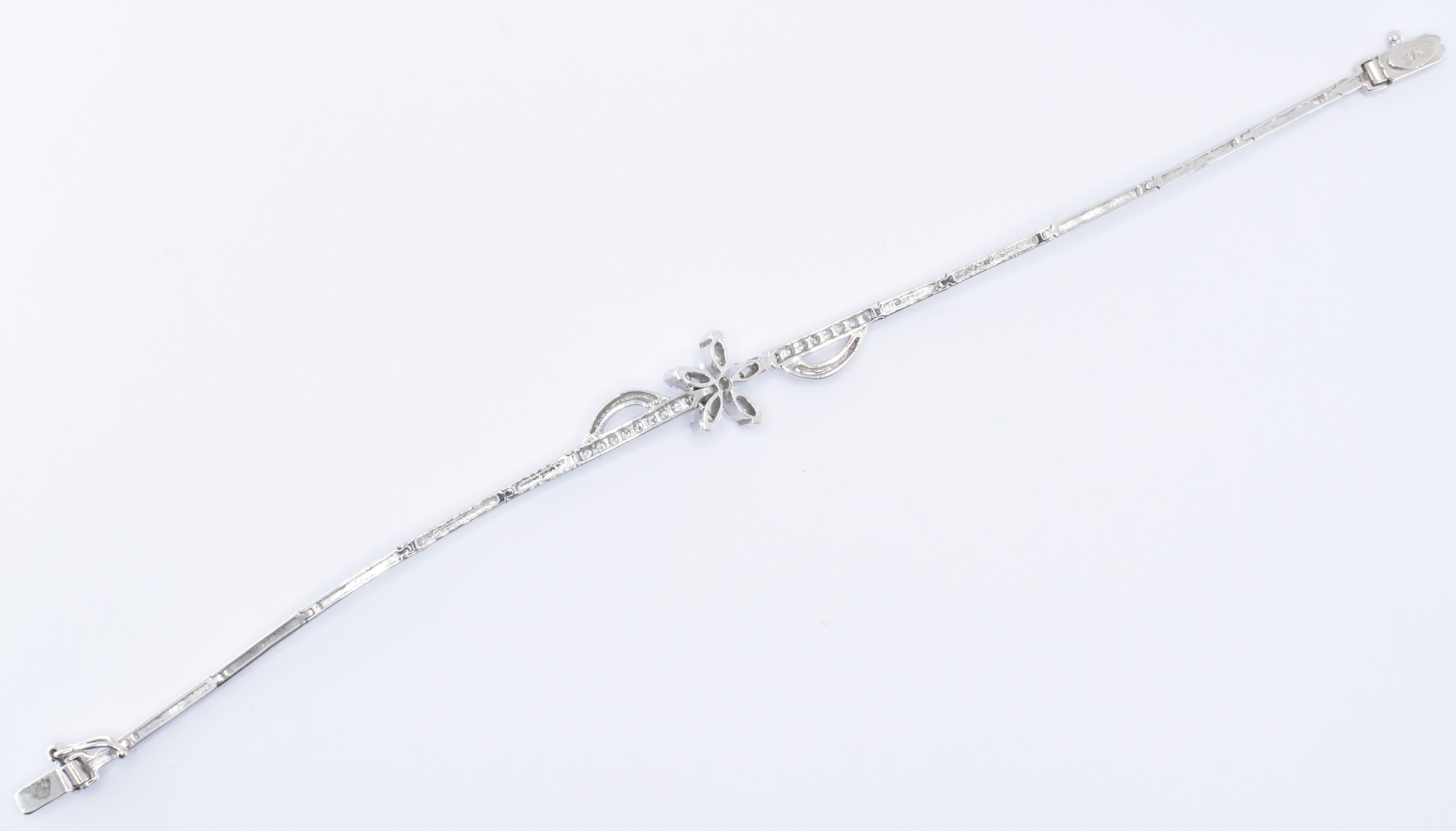 9CT WHITE GOLD FLOWER CLUSTER BRACELET - Image 4 of 4