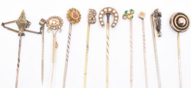 COLLECTION OF GOLD & YELLOW METAL STICK PINS