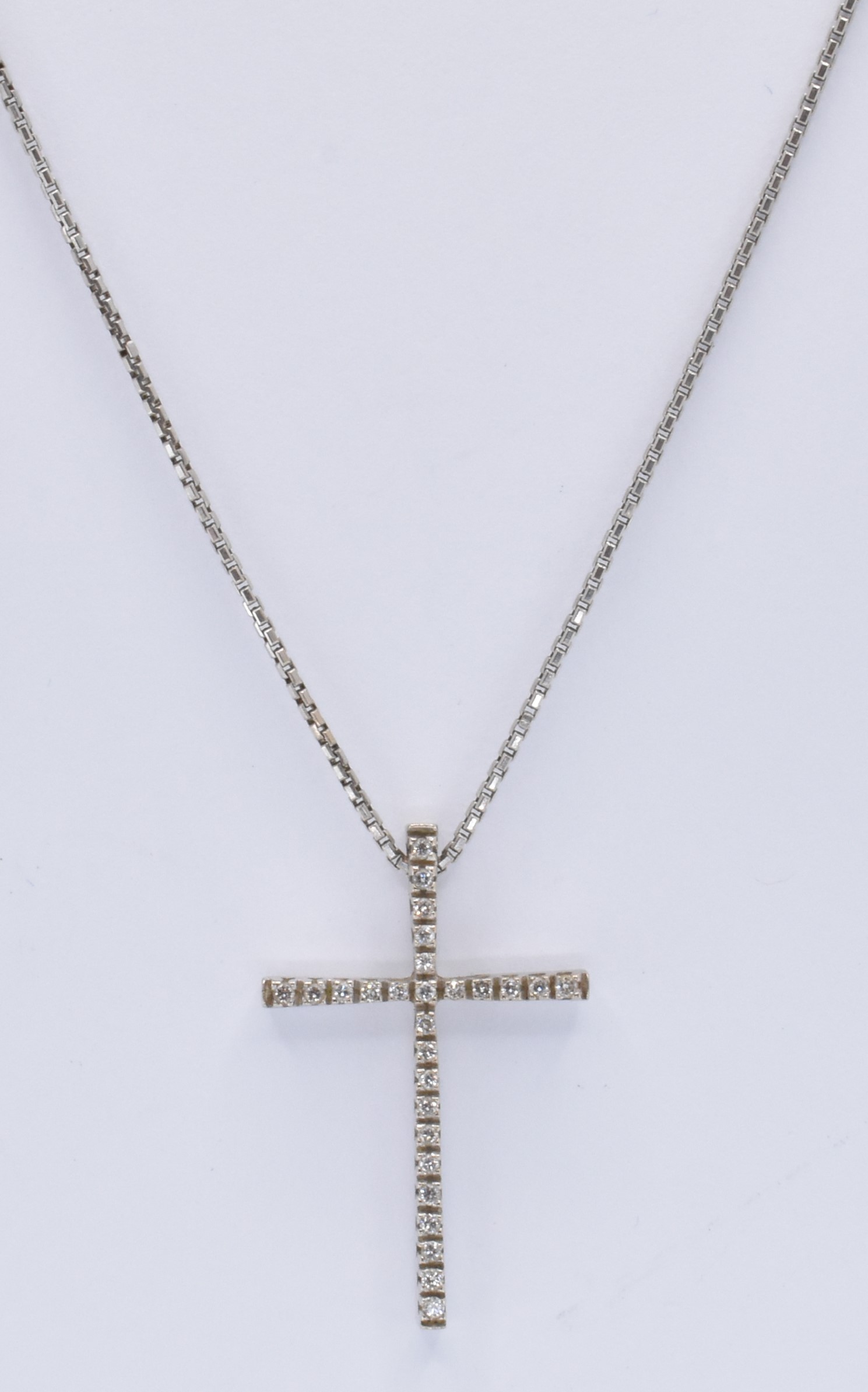 18CT WHITE GOLD & DIAMOND CRUCIFIX PENDANT NECKLACE