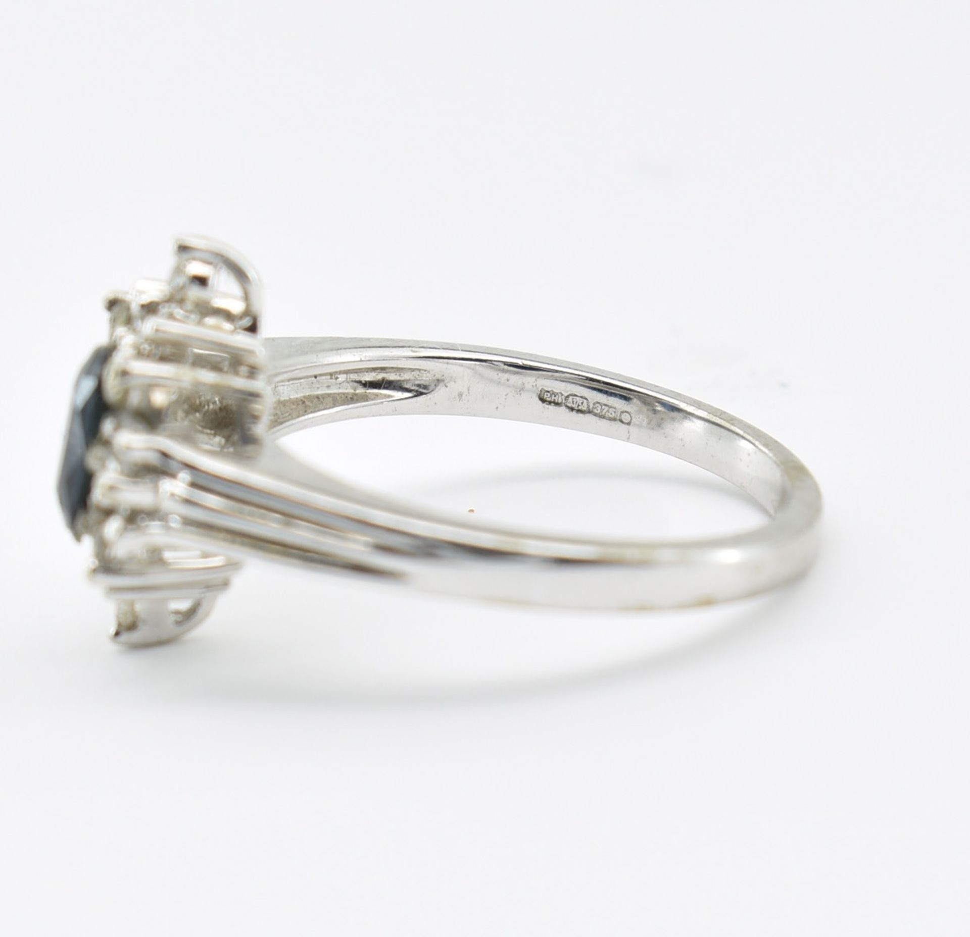 HALLMARKED 9CT WHITE GOLD SAPPHIRE & DIAMOND COCKTAIL RING - Image 4 of 4