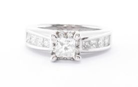 14CT WHITE GOLD & DIAMOND RING