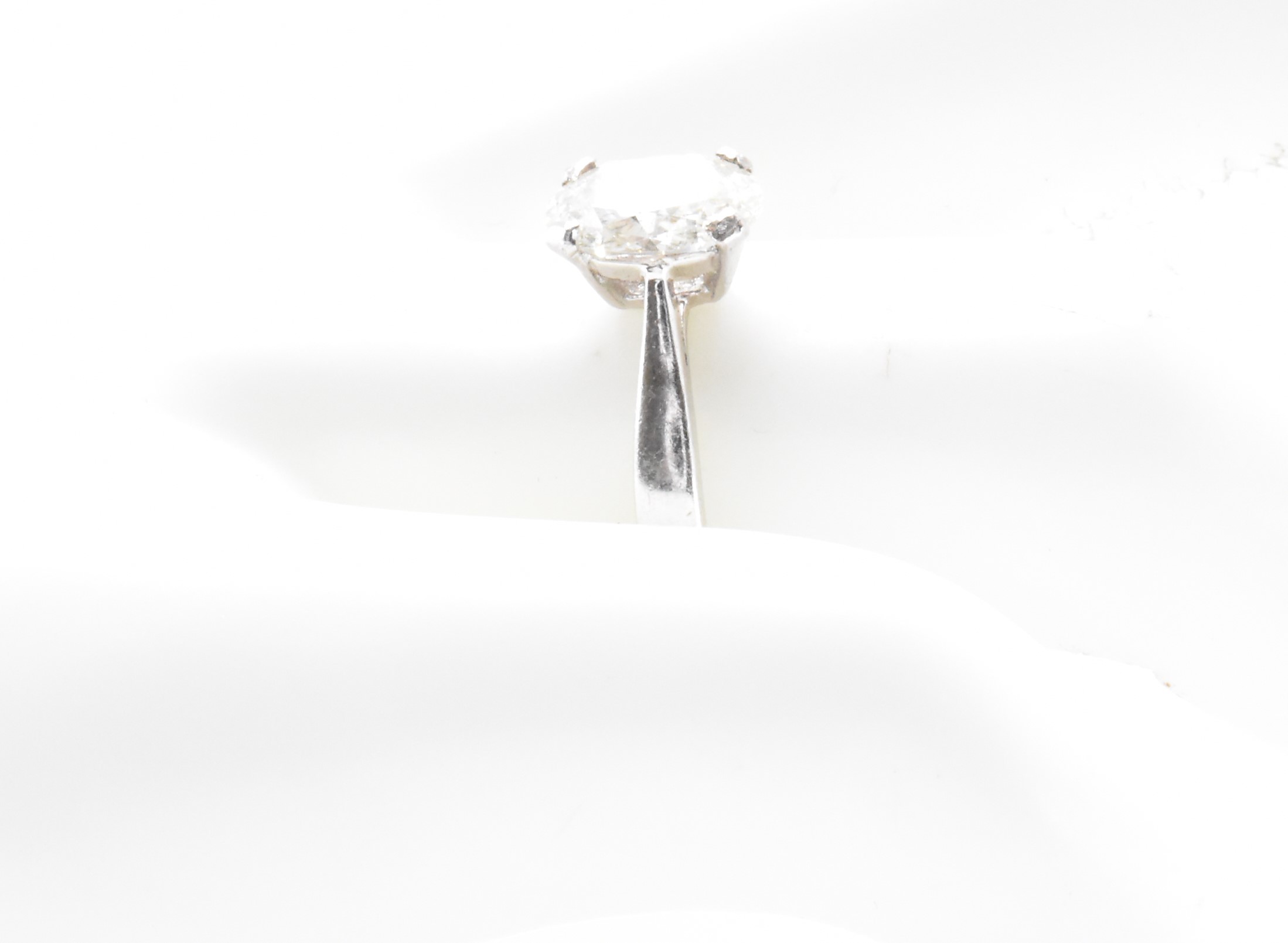 18CT WHITE GOLD & DIAMOND SOLITAIRE RING - Image 4 of 4