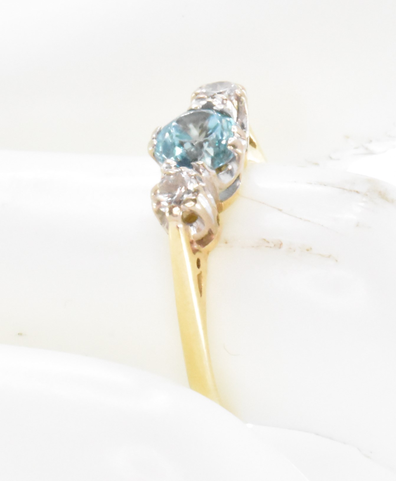 HALLMARKED 18CT GOLD BLUE ZIRCON & DIAMOND RING - Image 4 of 5