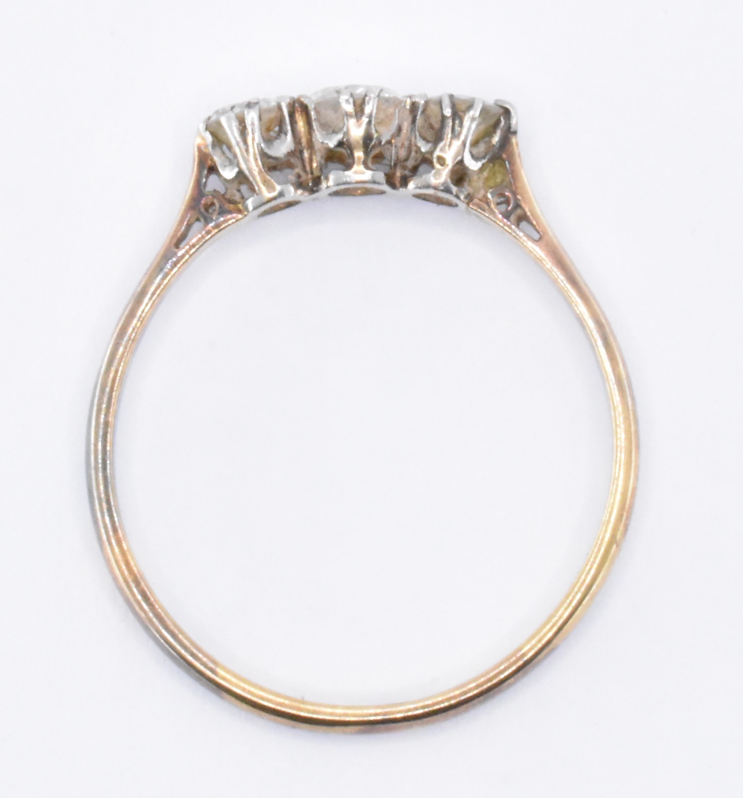 18CT GOLD & DIAMOND THREE STONE RING - Image 5 of 5