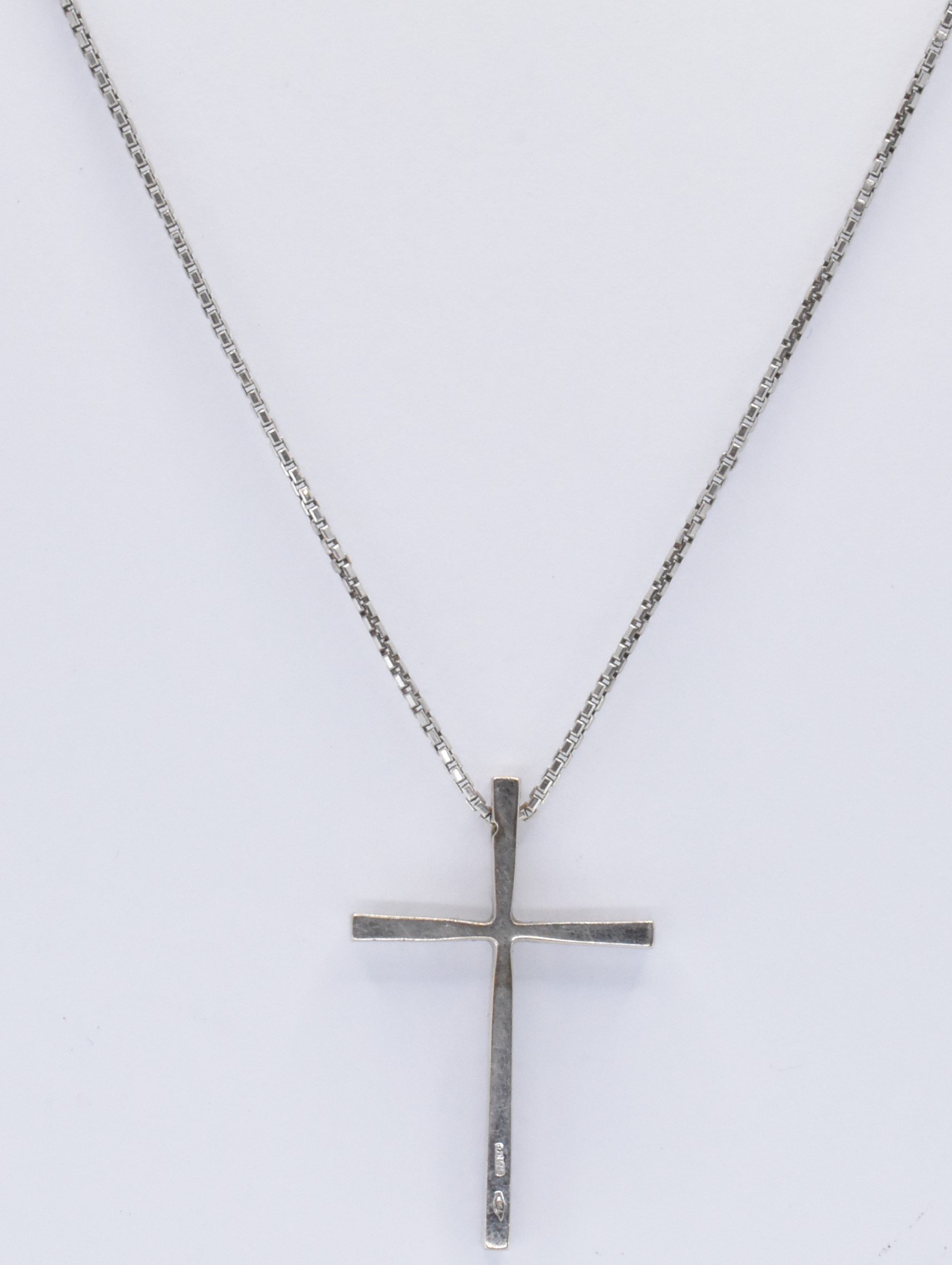 18CT WHITE GOLD & DIAMOND CRUCIFIX PENDANT NECKLACE - Image 3 of 4