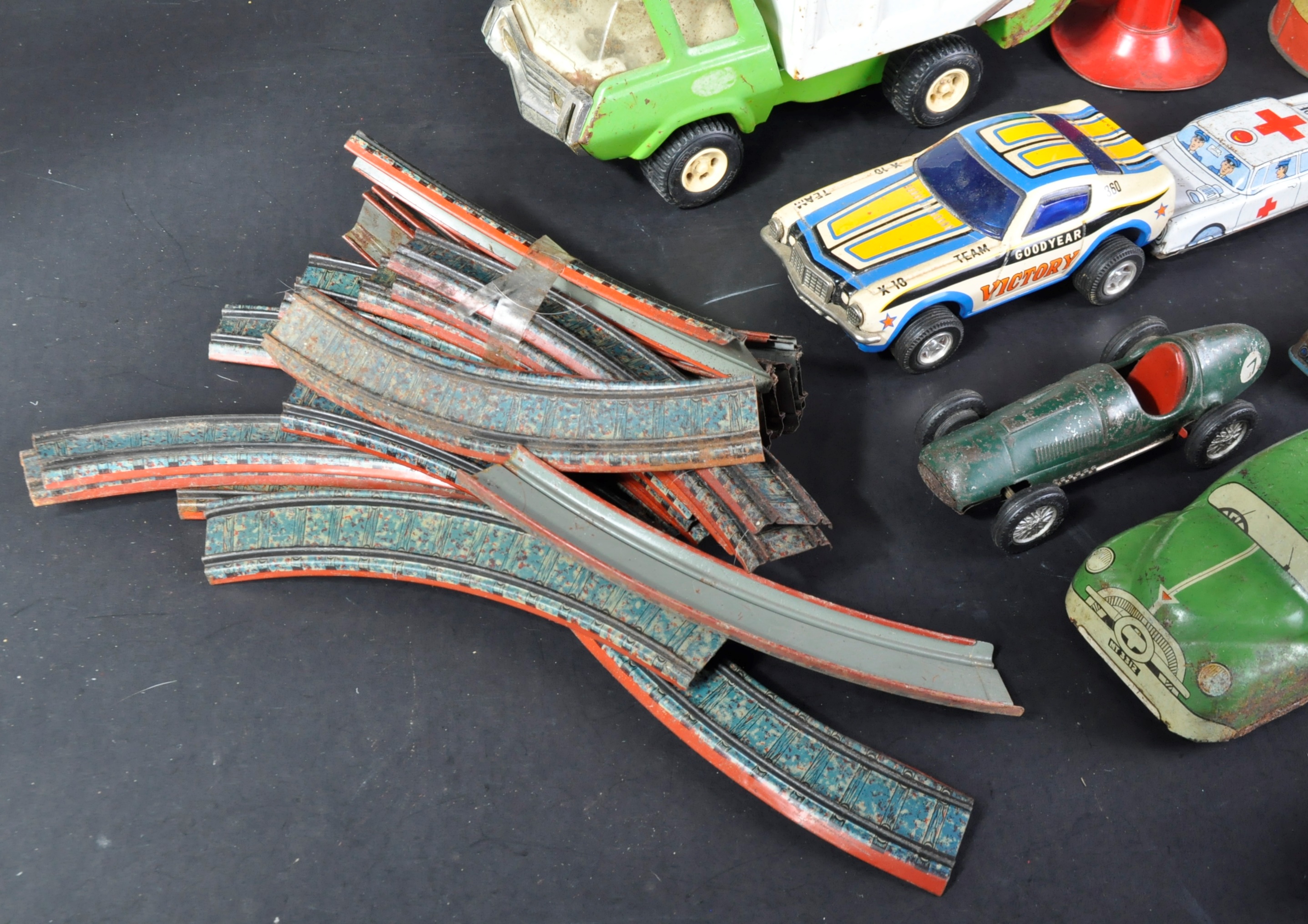 COLLECTION OF ASSORTED VINTAGE TINPLATE VEHICLES - Image 2 of 6