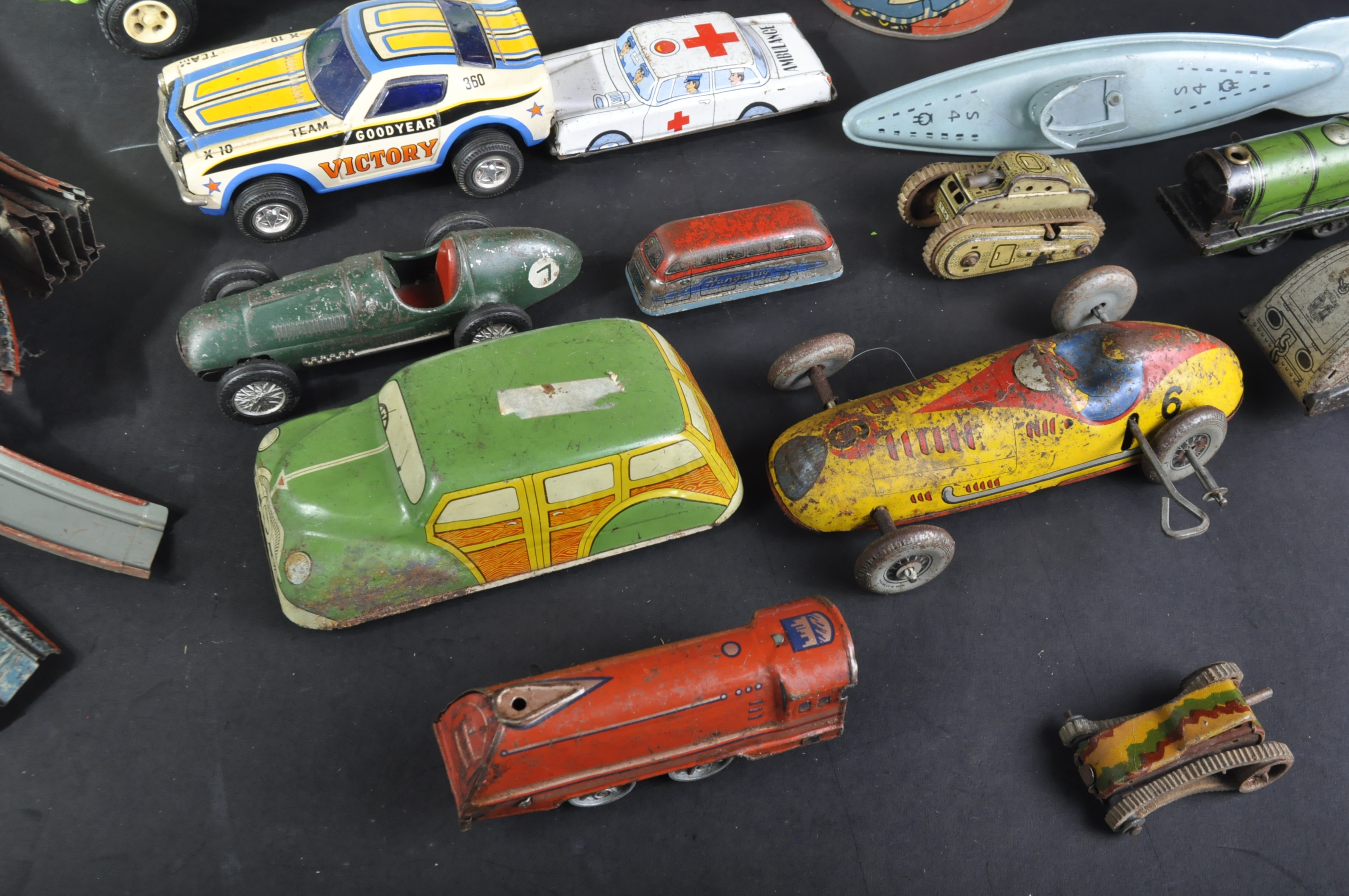 COLLECTION OF ASSORTED VINTAGE TINPLATE VEHICLES - Image 5 of 6