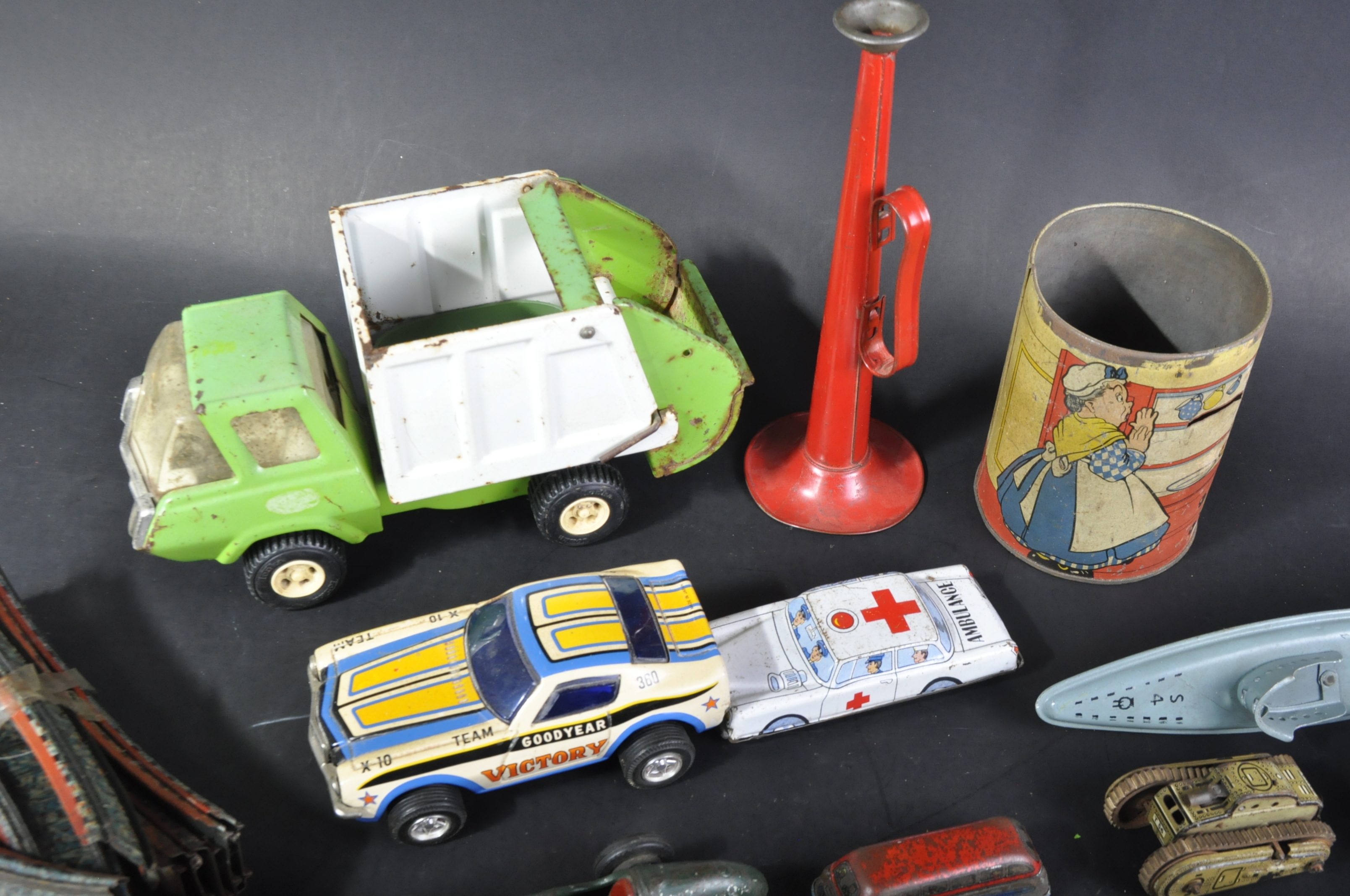 COLLECTION OF ASSORTED VINTAGE TINPLATE VEHICLES - Image 3 of 6