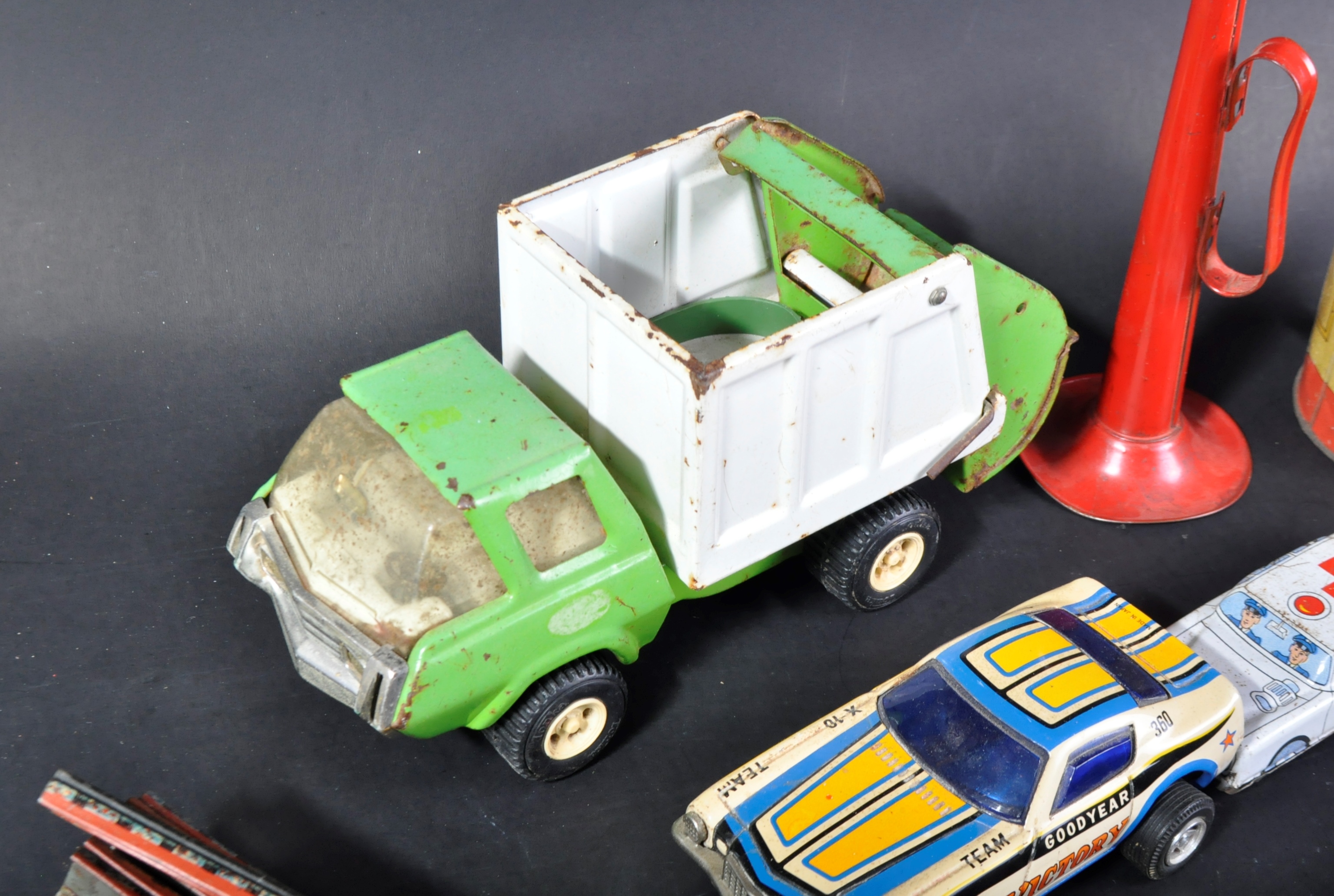 COLLECTION OF ASSORTED VINTAGE TINPLATE VEHICLES - Image 6 of 6