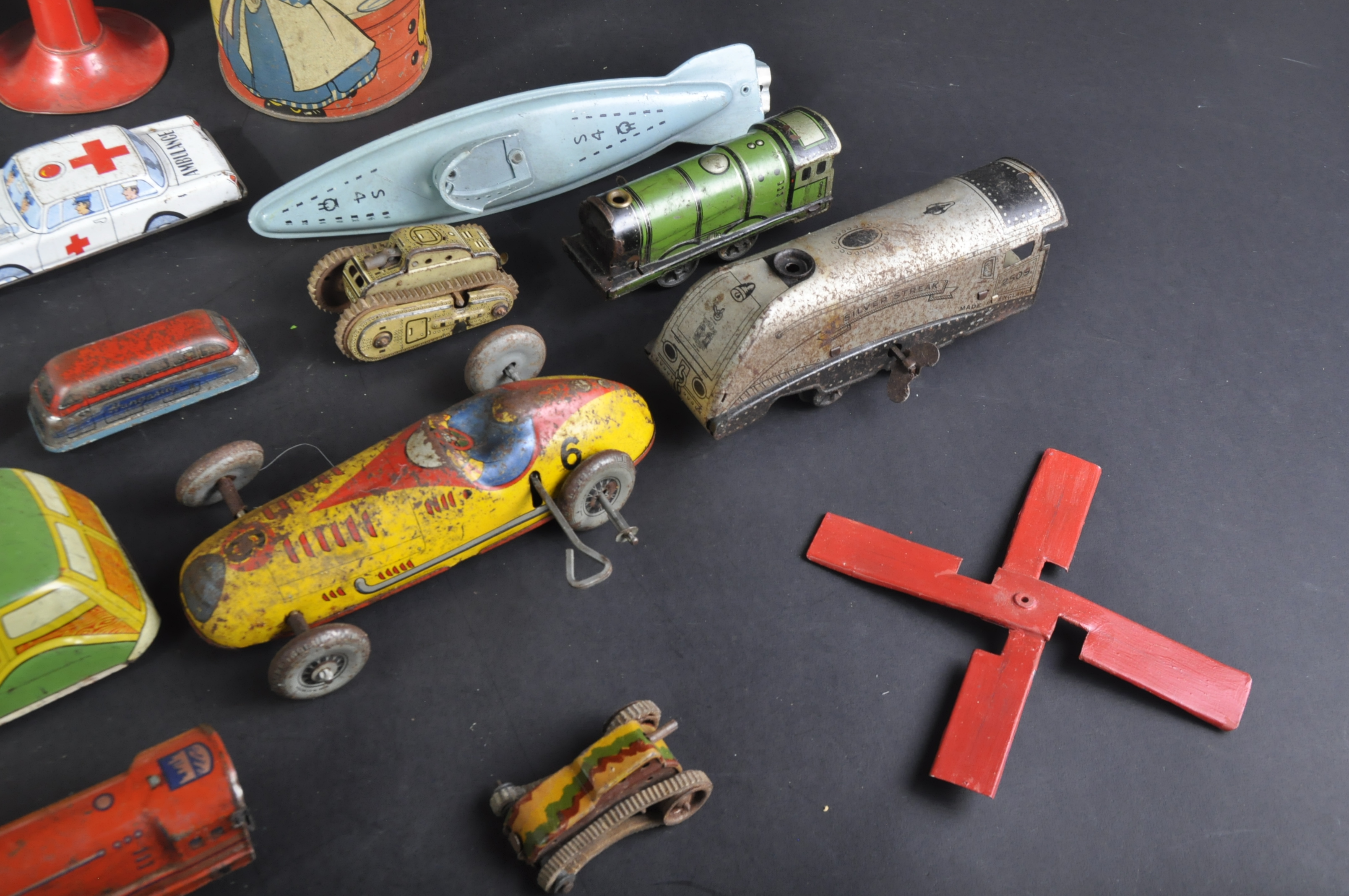 COLLECTION OF ASSORTED VINTAGE TINPLATE VEHICLES - Image 4 of 6