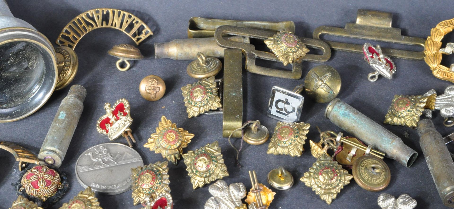 COLLECTION OF ASSORTED MILITARY RELATED ITEMS - BUTTONS, BADGES ETC - Image 3 of 6
