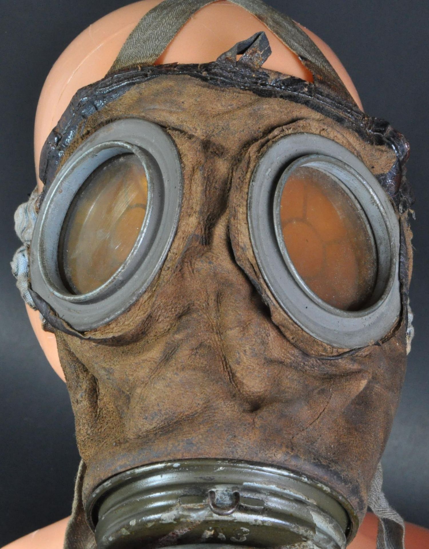 SCARCE ORIGINAL C1917 IMPERIAL GERMAN GAS MASK WWI RESPIRATOR - Image 3 of 5