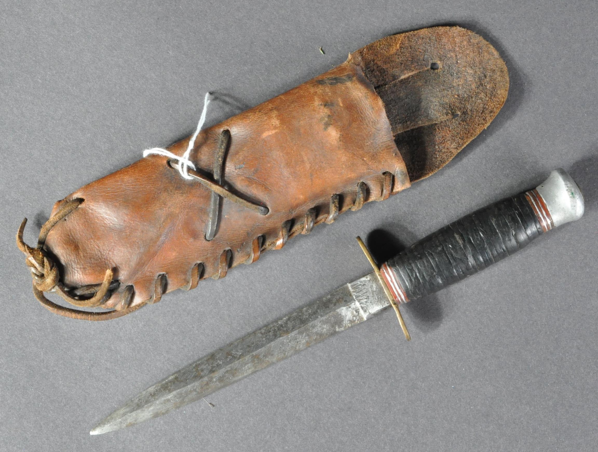 WWII SECOND WORLD WAR DOUBLE EDGED COMBAT DAGGER - Image 2 of 4