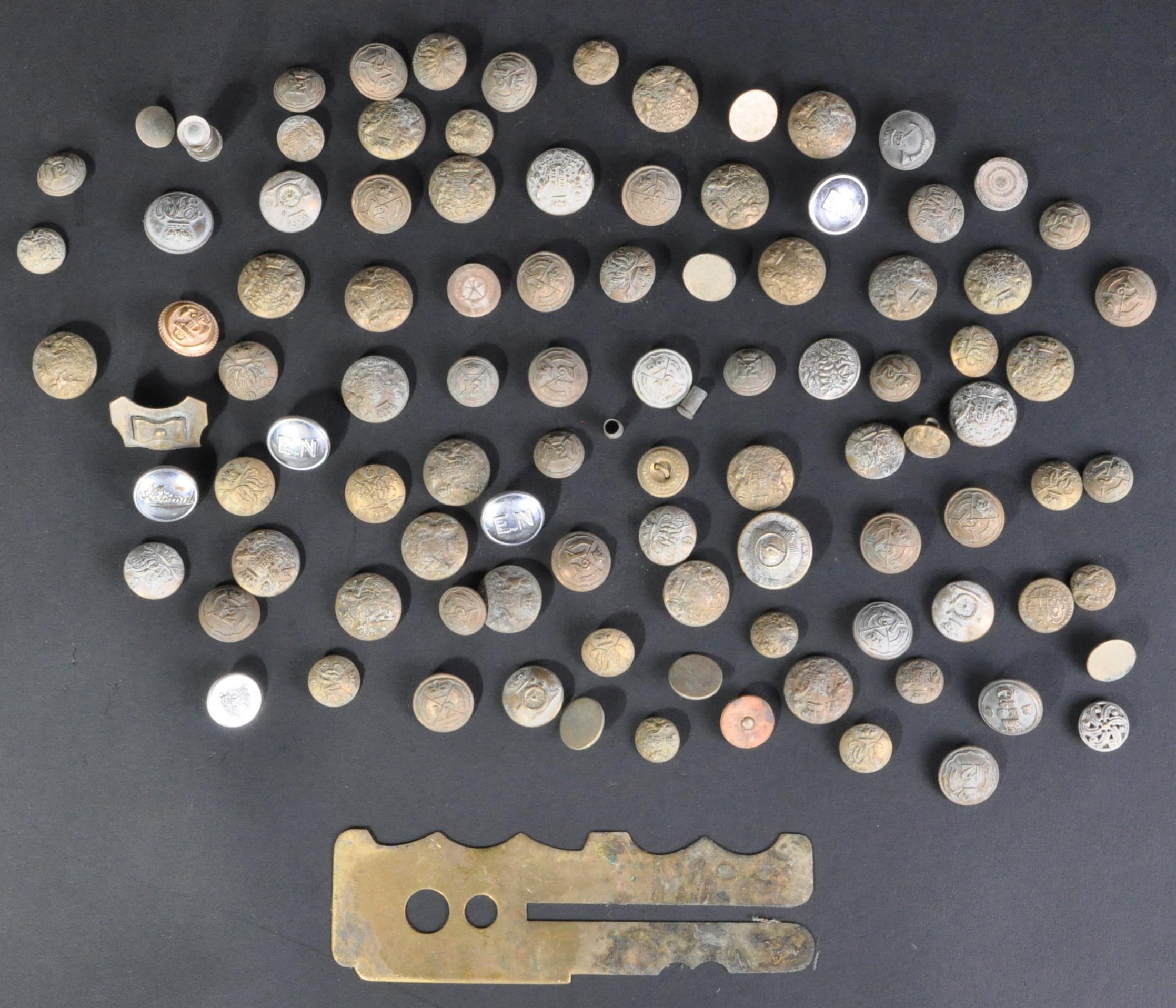 COLLECTION OF WWI FIRST WORLD WAR MILITARY BUTTONS