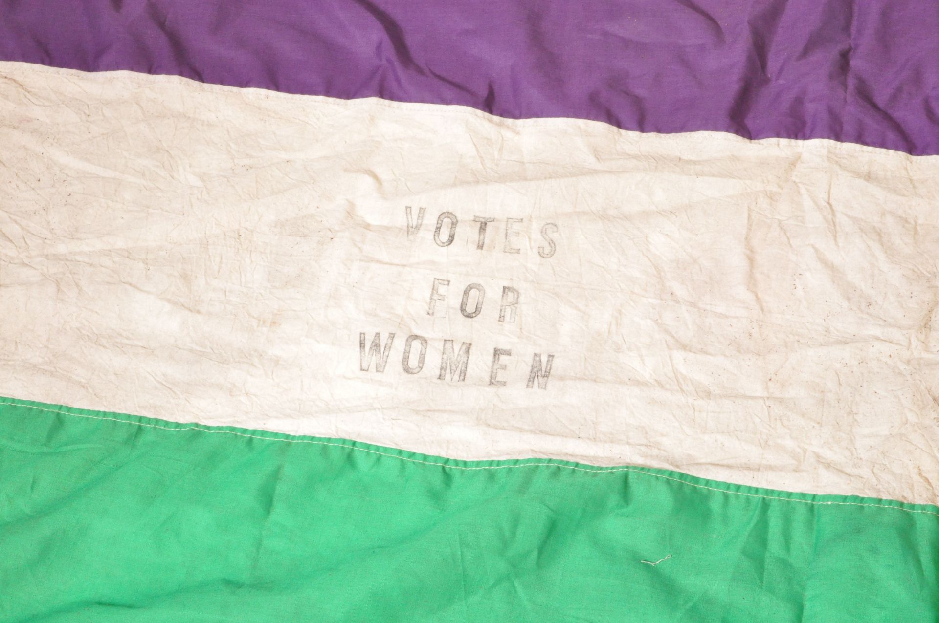 SUFFRAGETTE INTEREST - ' VOTES FOR WOMEN ' FLAG - Bild 2 aus 4