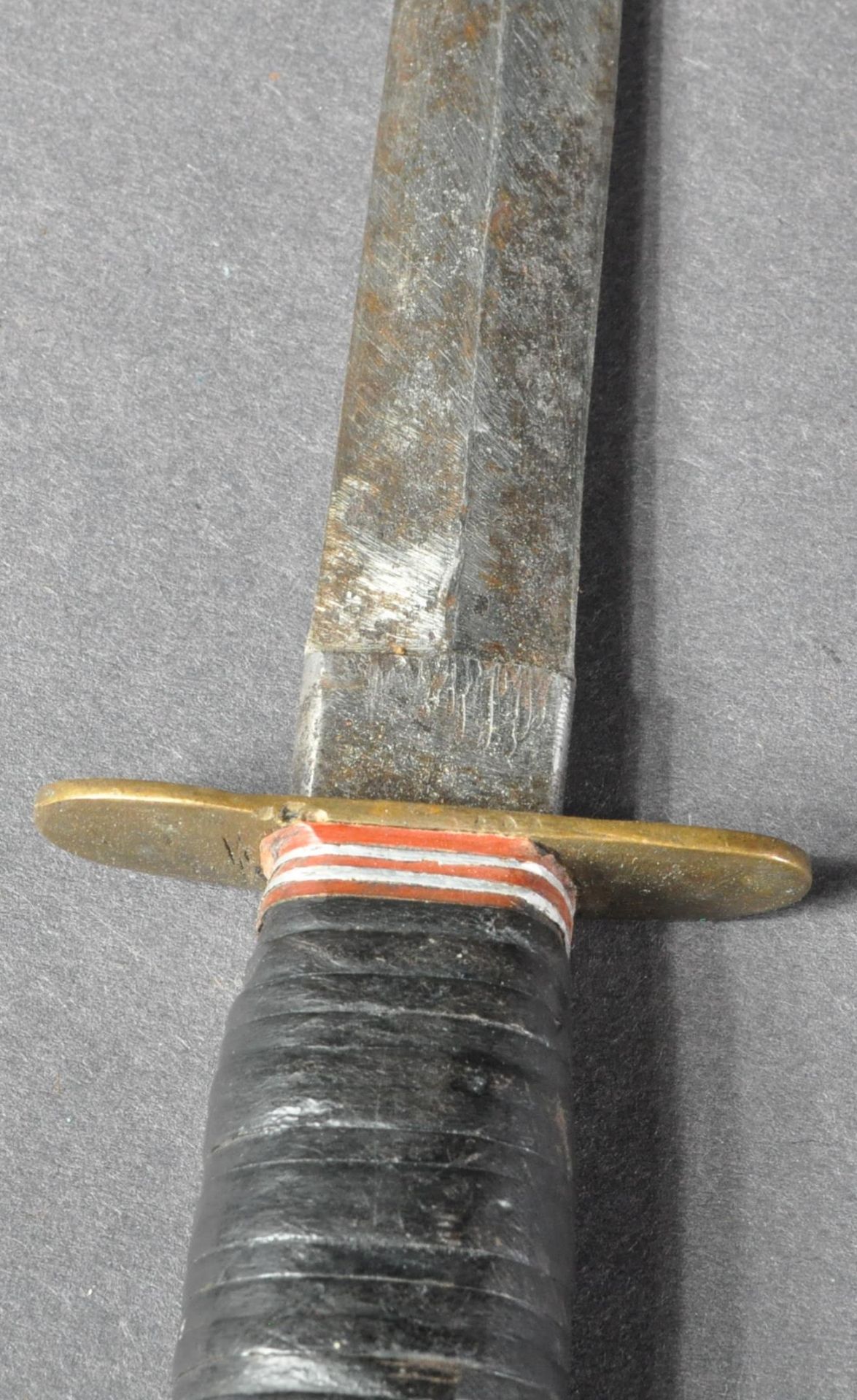 WWII SECOND WORLD WAR DOUBLE EDGED COMBAT DAGGER - Image 3 of 4