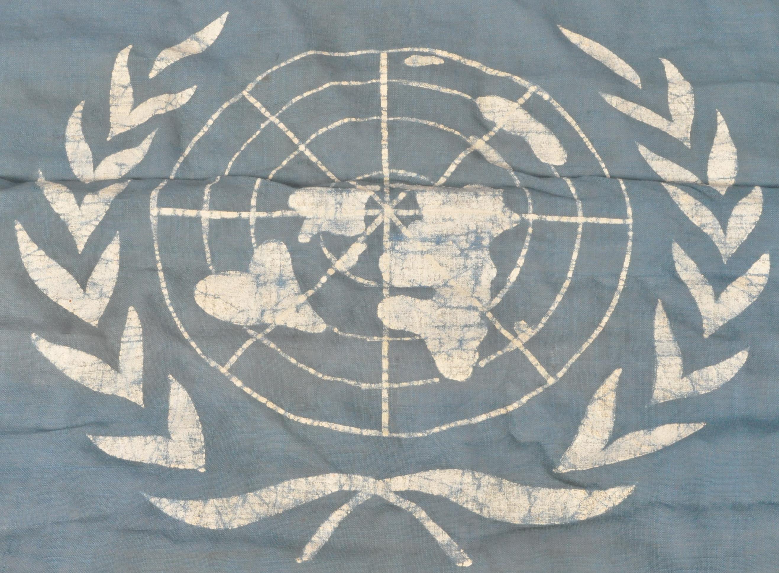 VINTAGE 1950S UNITED NATIONS BLUE & WHITE FLAG - Image 2 of 4