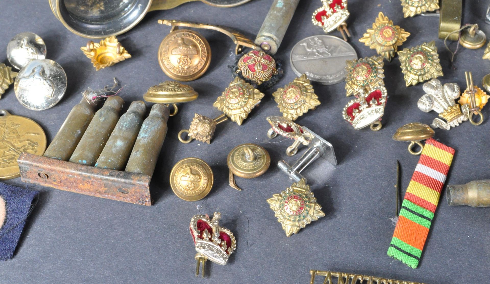 COLLECTION OF ASSORTED MILITARY RELATED ITEMS - BUTTONS, BADGES ETC - Image 6 of 6