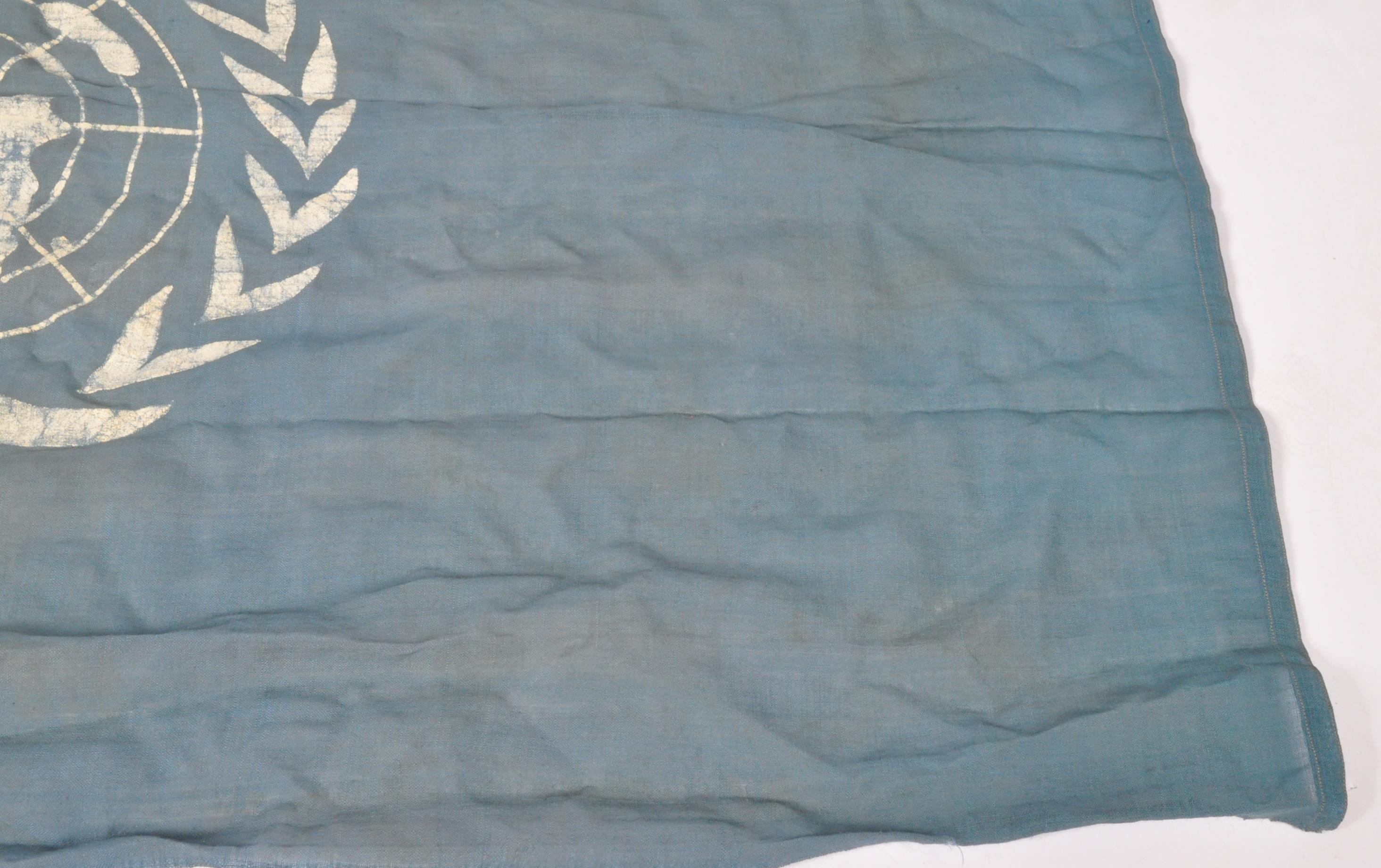 VINTAGE 1950S UNITED NATIONS BLUE & WHITE FLAG - Image 4 of 4