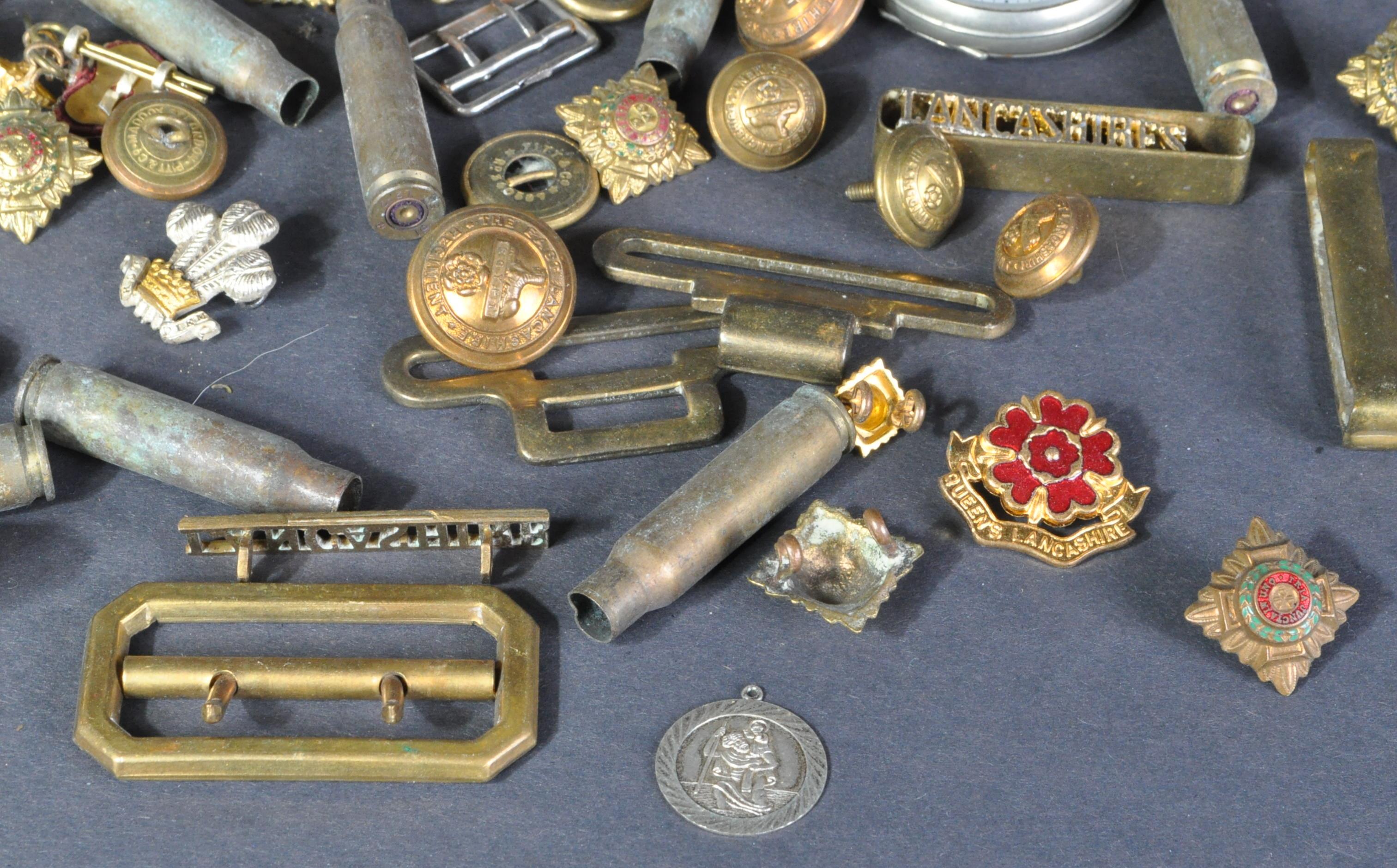 COLLECTION OF ASSORTED MILITARY RELATED ITEMS - BUTTONS, BADGES ETC - Image 5 of 6
