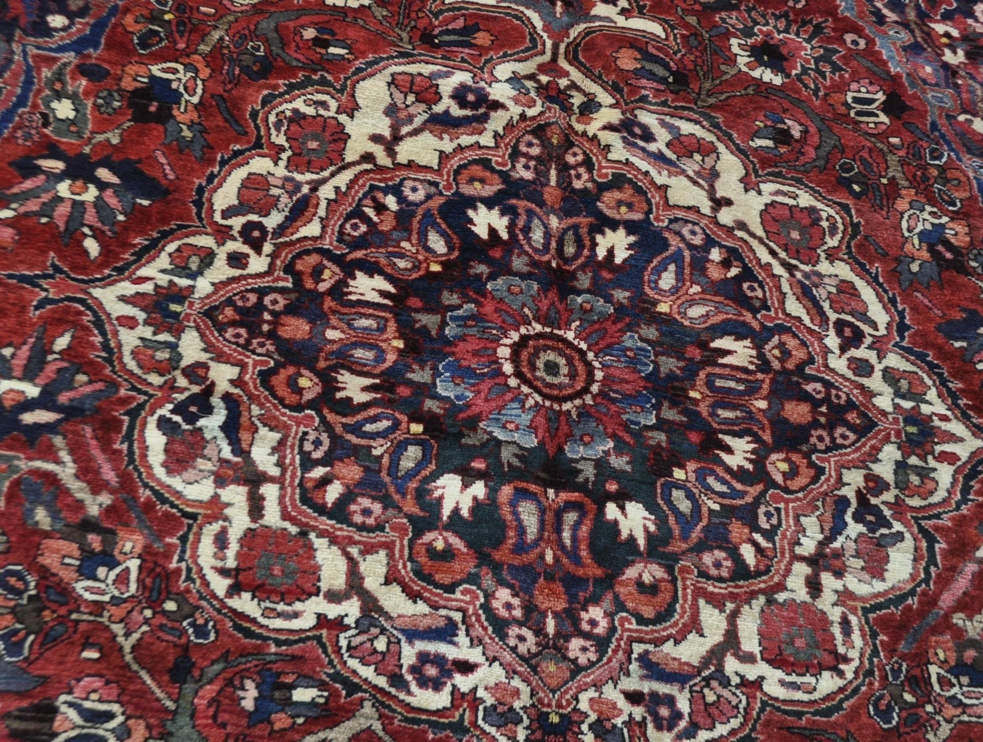 20TH CENTURY PERSIAN ISLAMIC HAND MADE BAKHTIAR RUG - Image 5 of 6