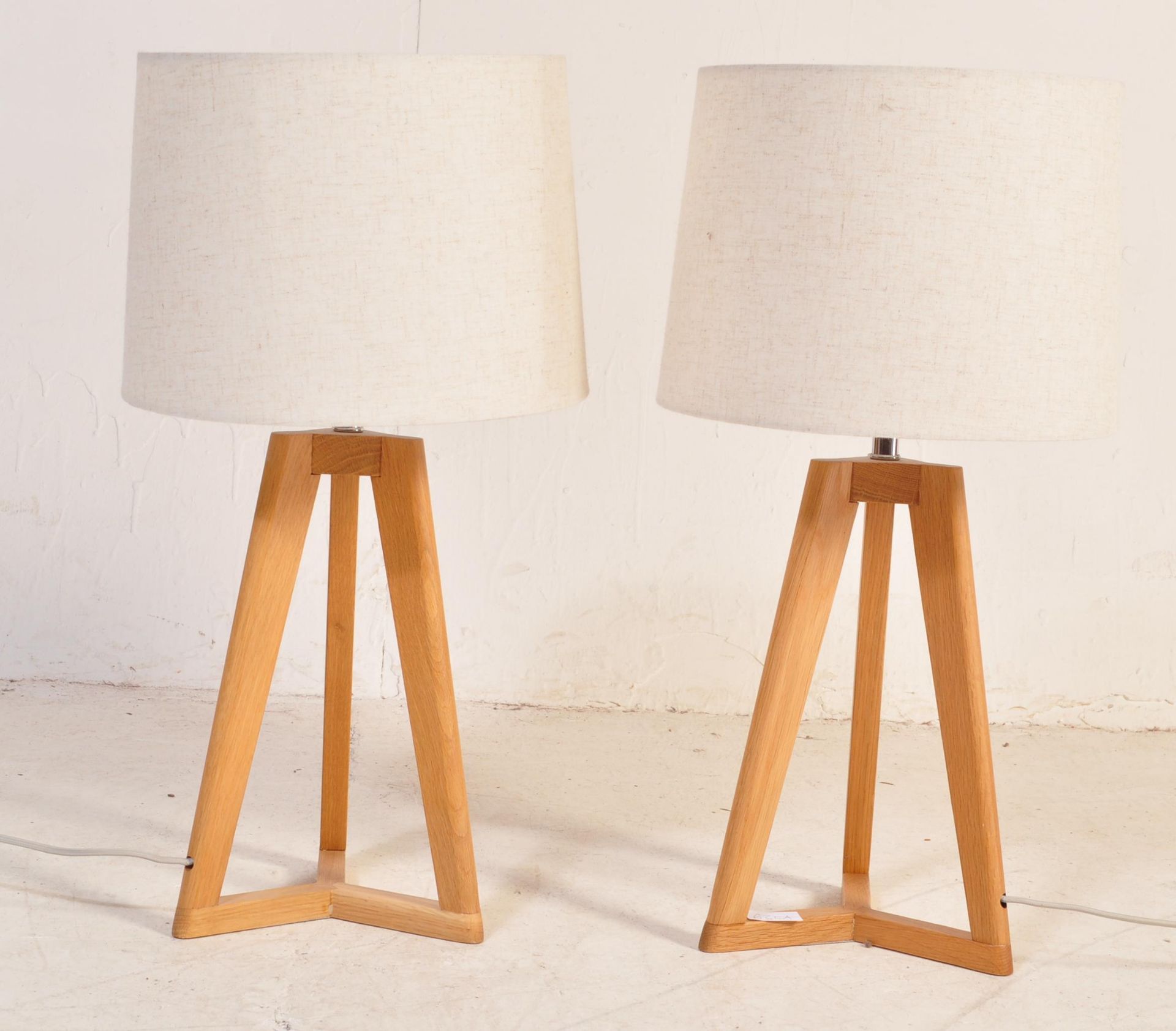 PAIR OF CONTEMPORARY MODERN BEDSIDE TRIPOD LAMPS & SHADES