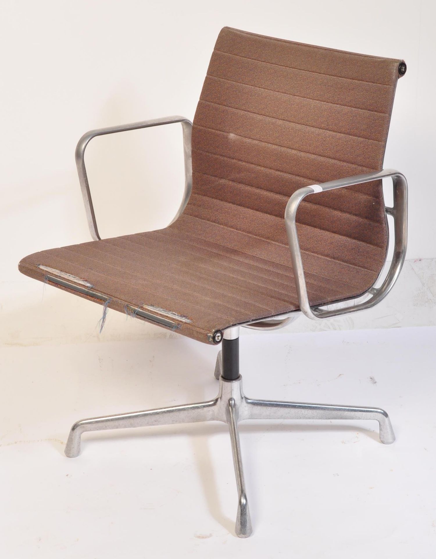 CHARLES AND RAY EAMES - VITRA - EA 107 CHAIR - Image 2 of 9