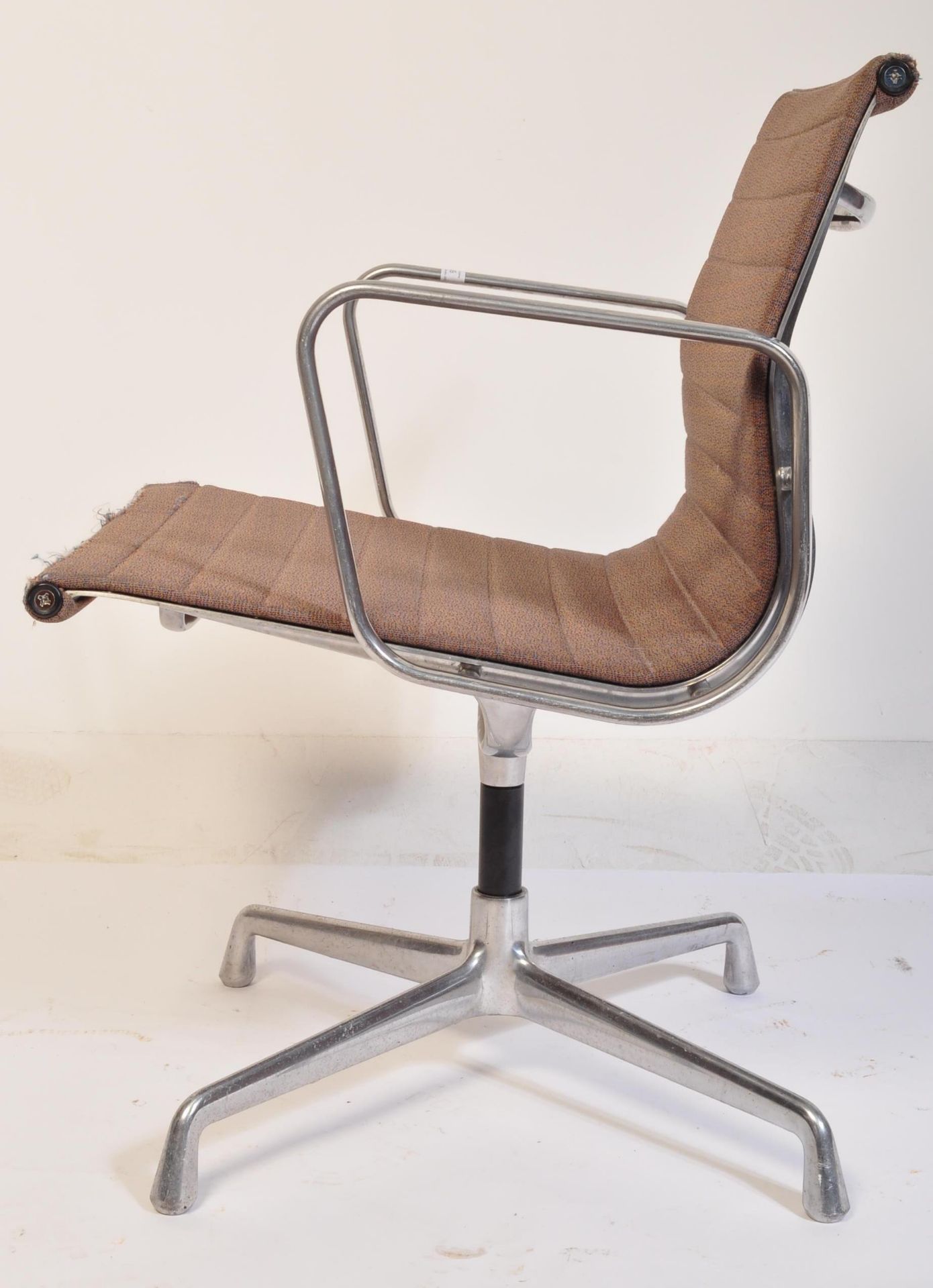 CHARLES & RAY EAMES - VITRA - EA 107 - ALUMINIUM GROUP OFFICE CHAIR - Image 3 of 8