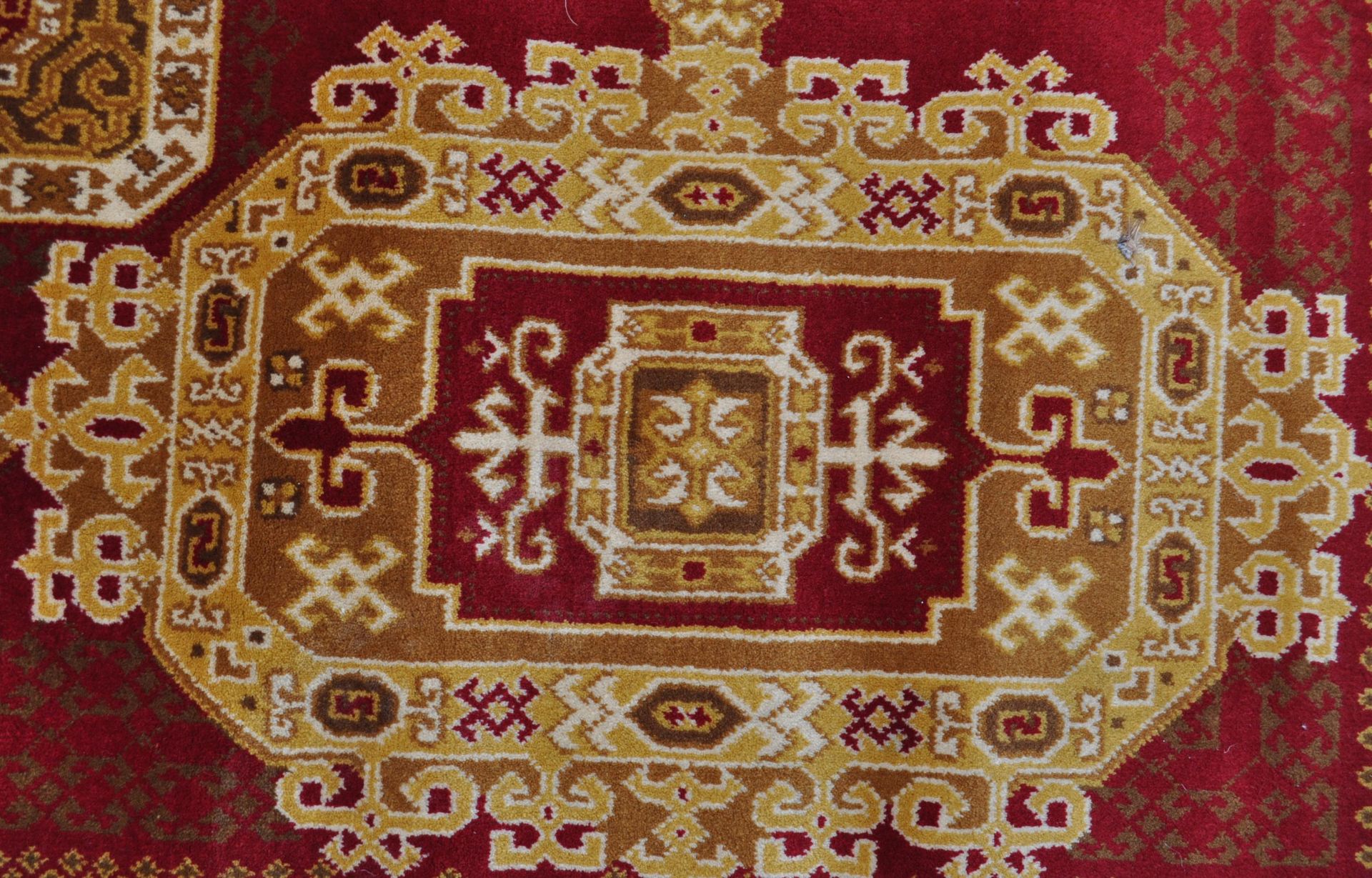 LARGE 20TH CENTURY RED GROUND FLOOR RUG CARPET - Image 4 of 6