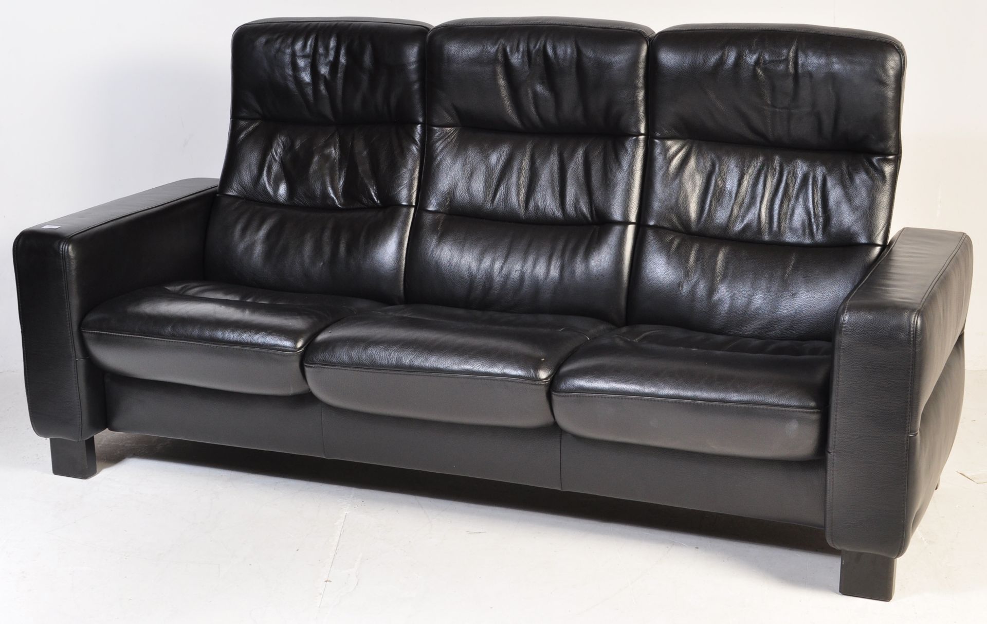 CONTEMPORARY EKORNES STRESSLESS BLACK LEATHER RECLINING SOFA - Image 2 of 9