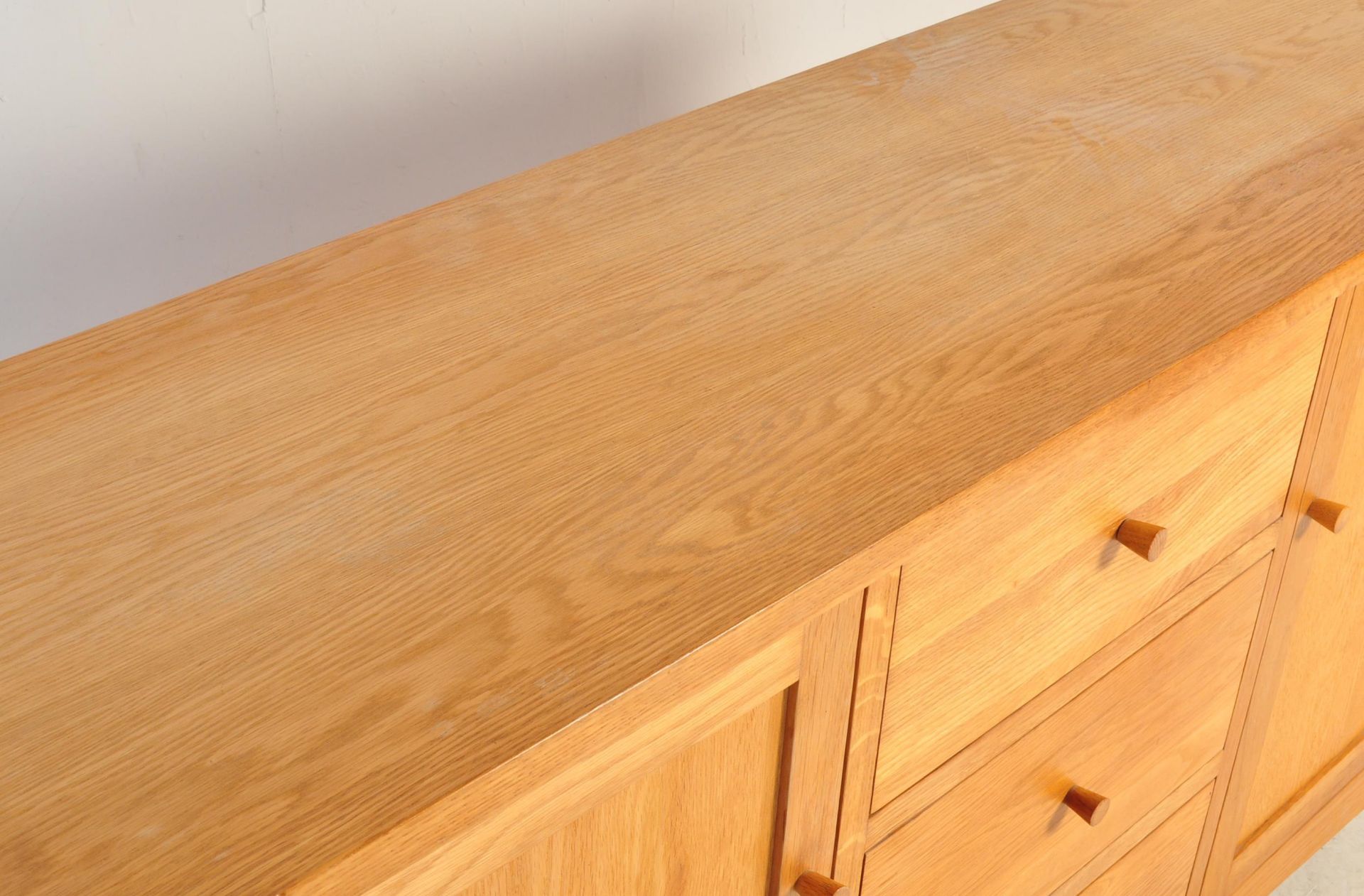 20TH CENTURY CHUNKY OAK FURNITURE LAND TYPE SIDEBOARD - Image 3 of 7