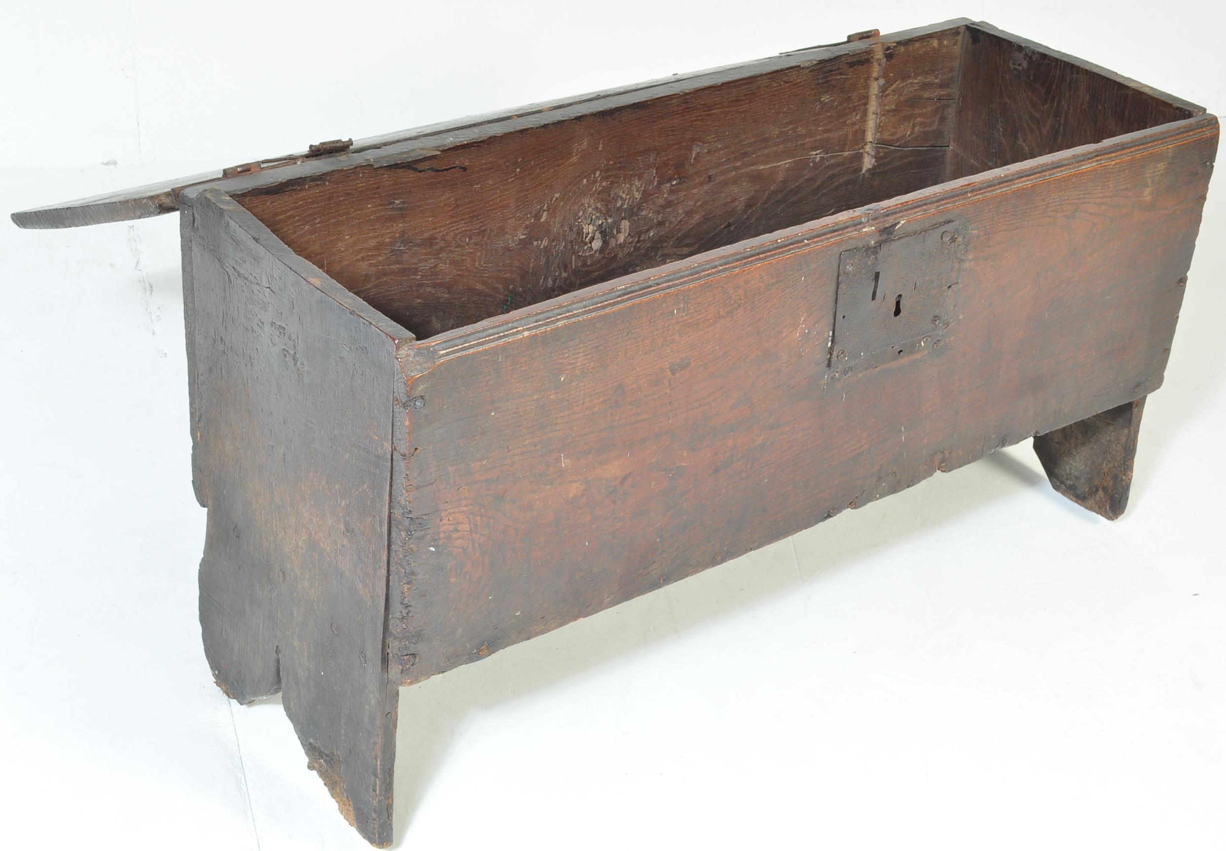 A 17TH CENTURY OAK WEST COUNTRY COFFER CHEST - Image 4 of 7