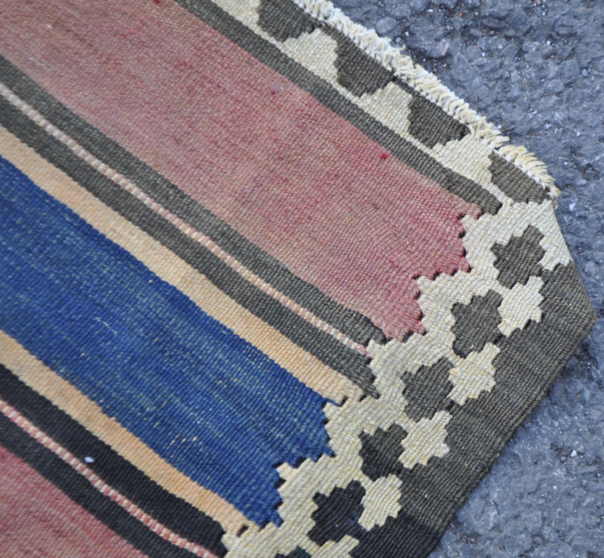 20TH CENTURY PERSIAN ISLAMIC HAND MADE QASHGAI KILIM RUG - Image 5 of 5