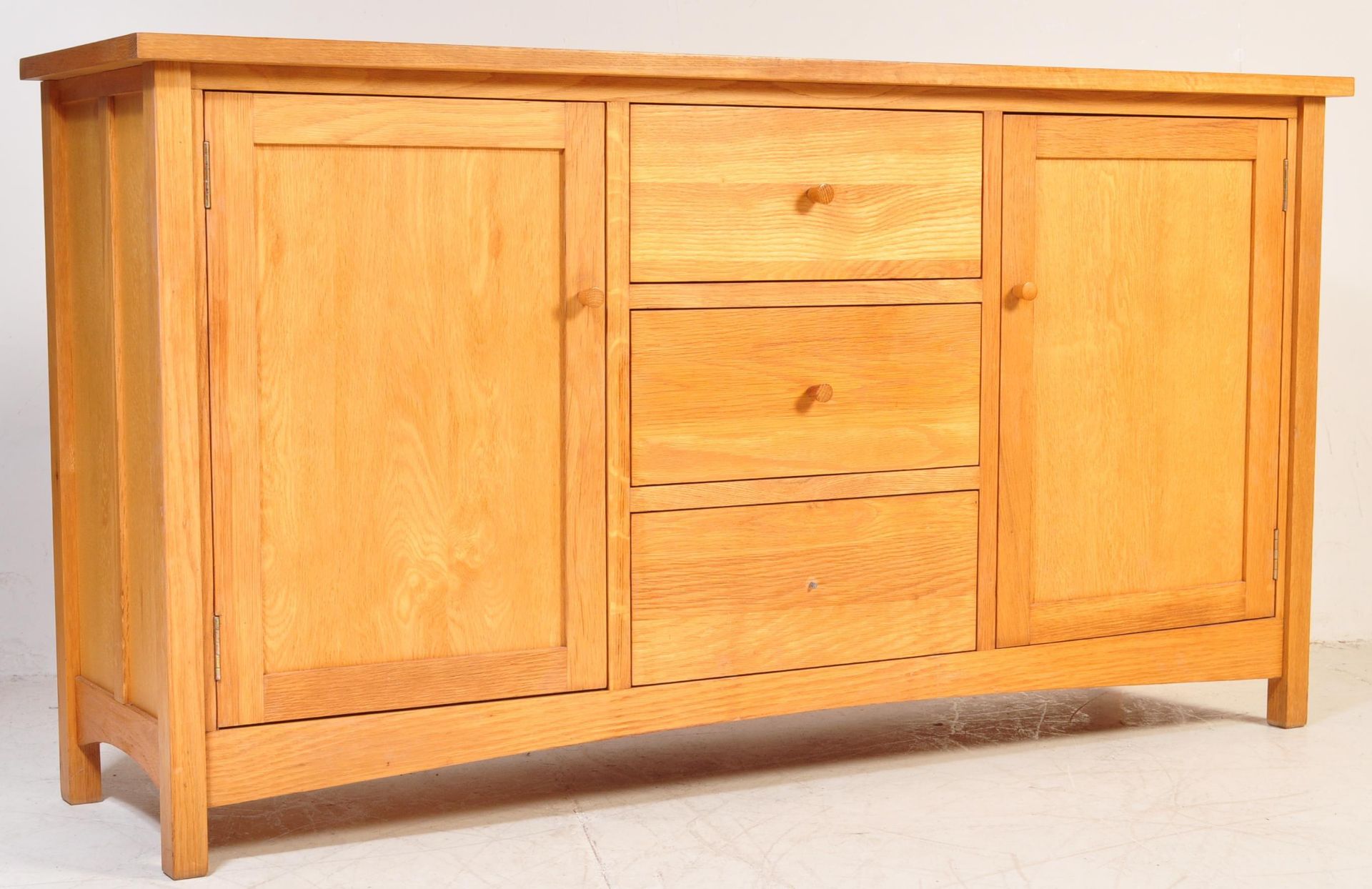 20TH CENTURY CHUNKY OAK FURNITURE LAND TYPE SIDEBOARD