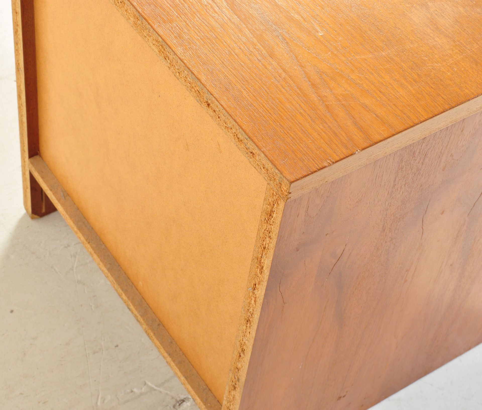 PAIR OF RETRO BEDSIDE CABINETS TOGETHER WITH A SINGLE DRAWER BEDSIDE CABINET - Image 4 of 10