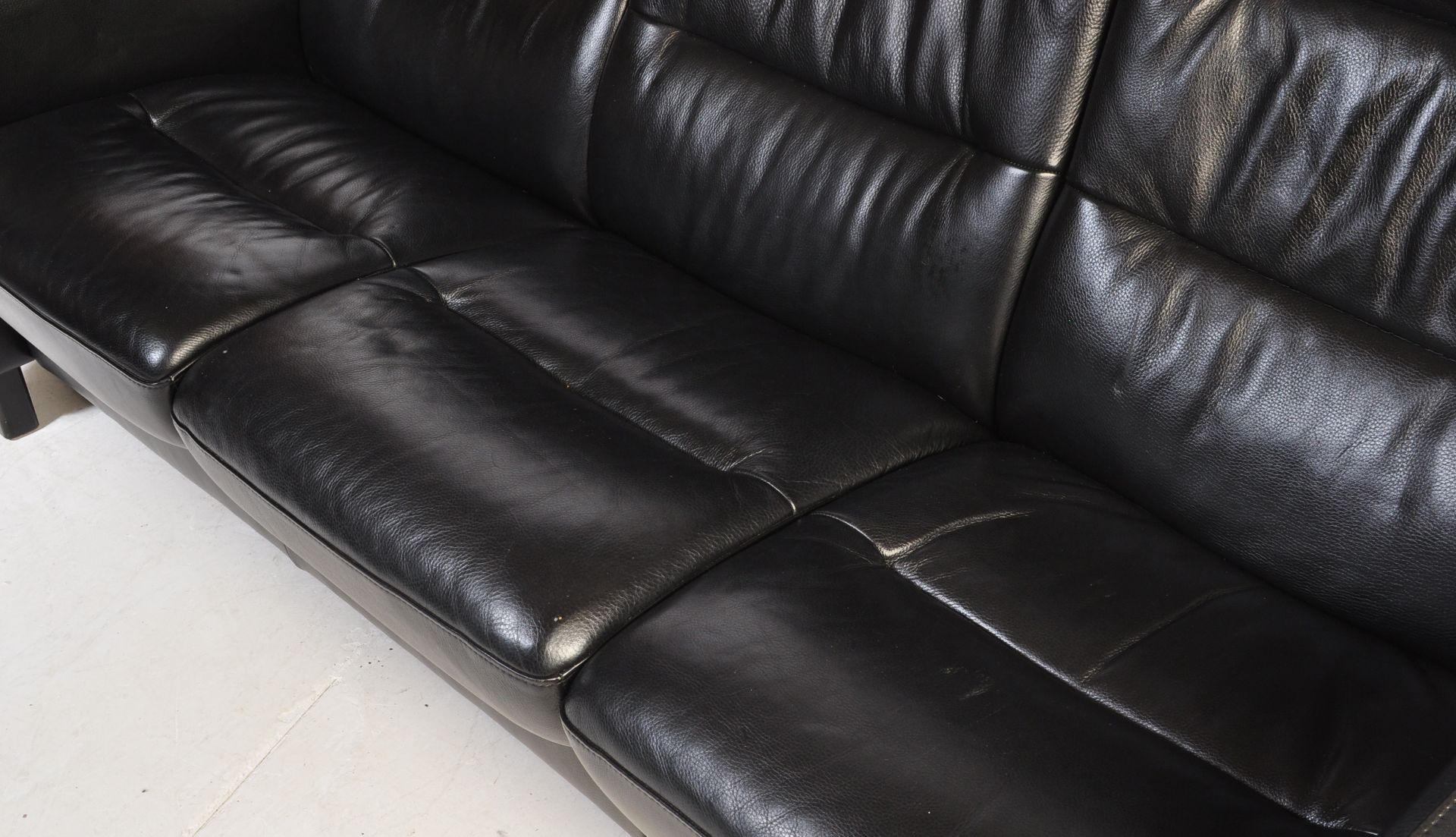 CONTEMPORARY EKORNES STRESSLESS BLACK LEATHER RECLINING SOFA - Image 4 of 9