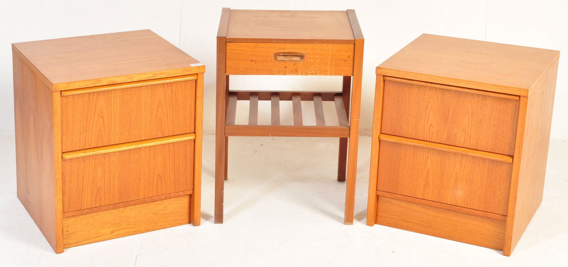 PAIR OF RETRO BEDSIDE CABINETS TOGETHER WITH A SINGLE DRAWER BEDSIDE CABINET - Image 2 of 10