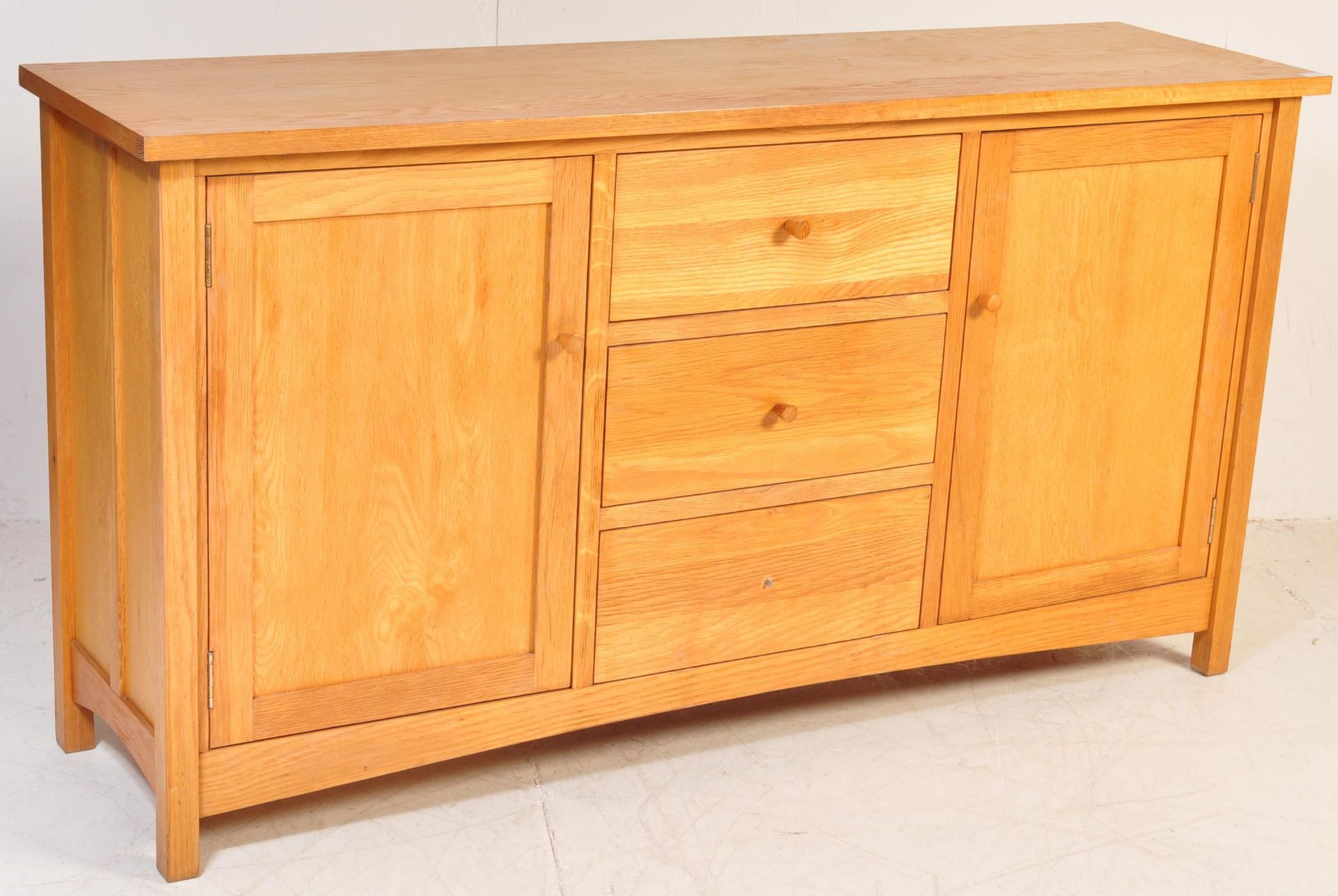 20TH CENTURY CHUNKY OAK FURNITURE LAND TYPE SIDEBOARD - Image 2 of 7