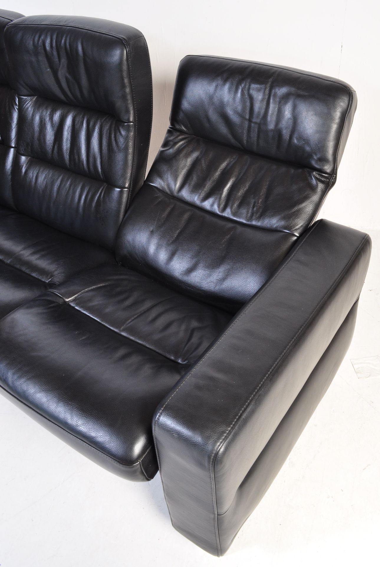 CONTEMPORARY EKORNES STRESSLESS BLACK LEATHER RECLINING SOFA - Image 6 of 9