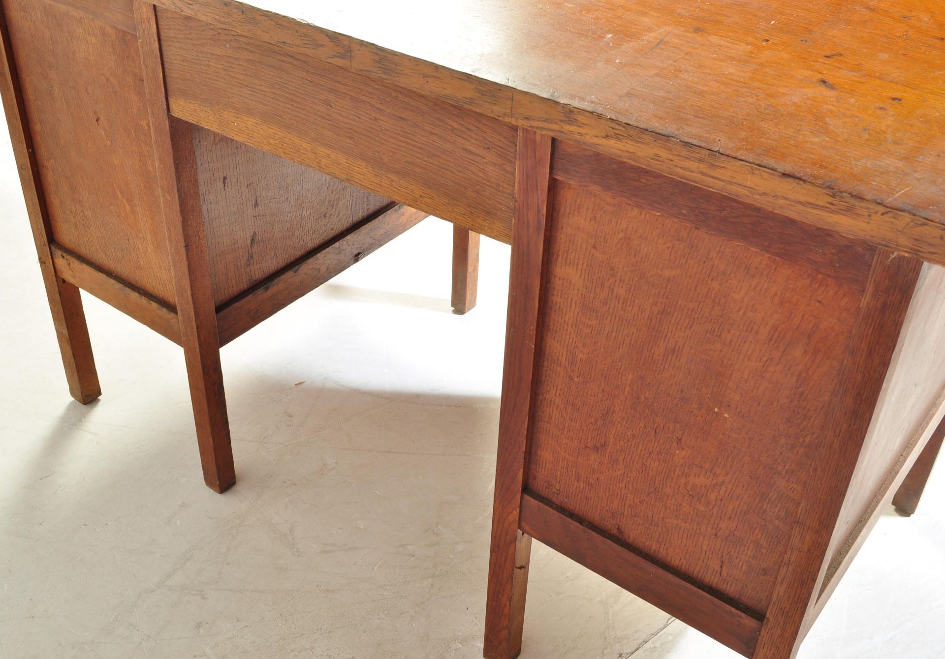 RETRO VINTAGE MID 20TH CENTURY 1950S OAK PEDESTAL DESK - Image 8 of 9