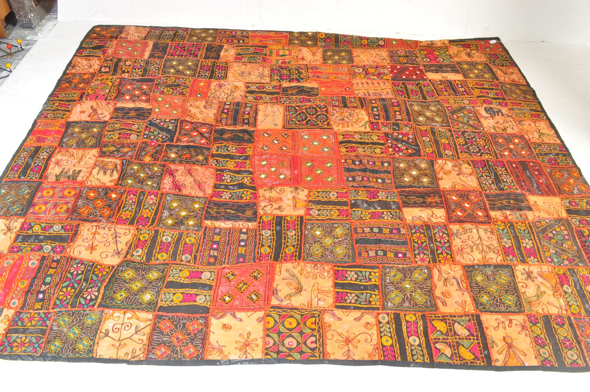 LARGE VINTAGE 20TH CENTURY INDIAN PATCHWORK BLANKET - Bild 2 aus 5