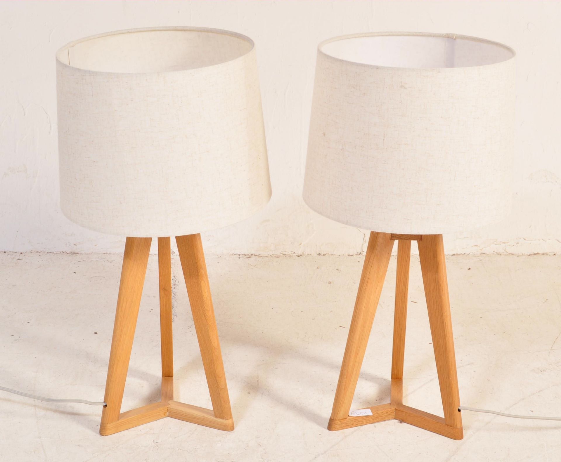 PAIR OF CONTEMPORARY MODERN BEDSIDE TRIPOD LAMPS & SHADES - Image 2 of 3