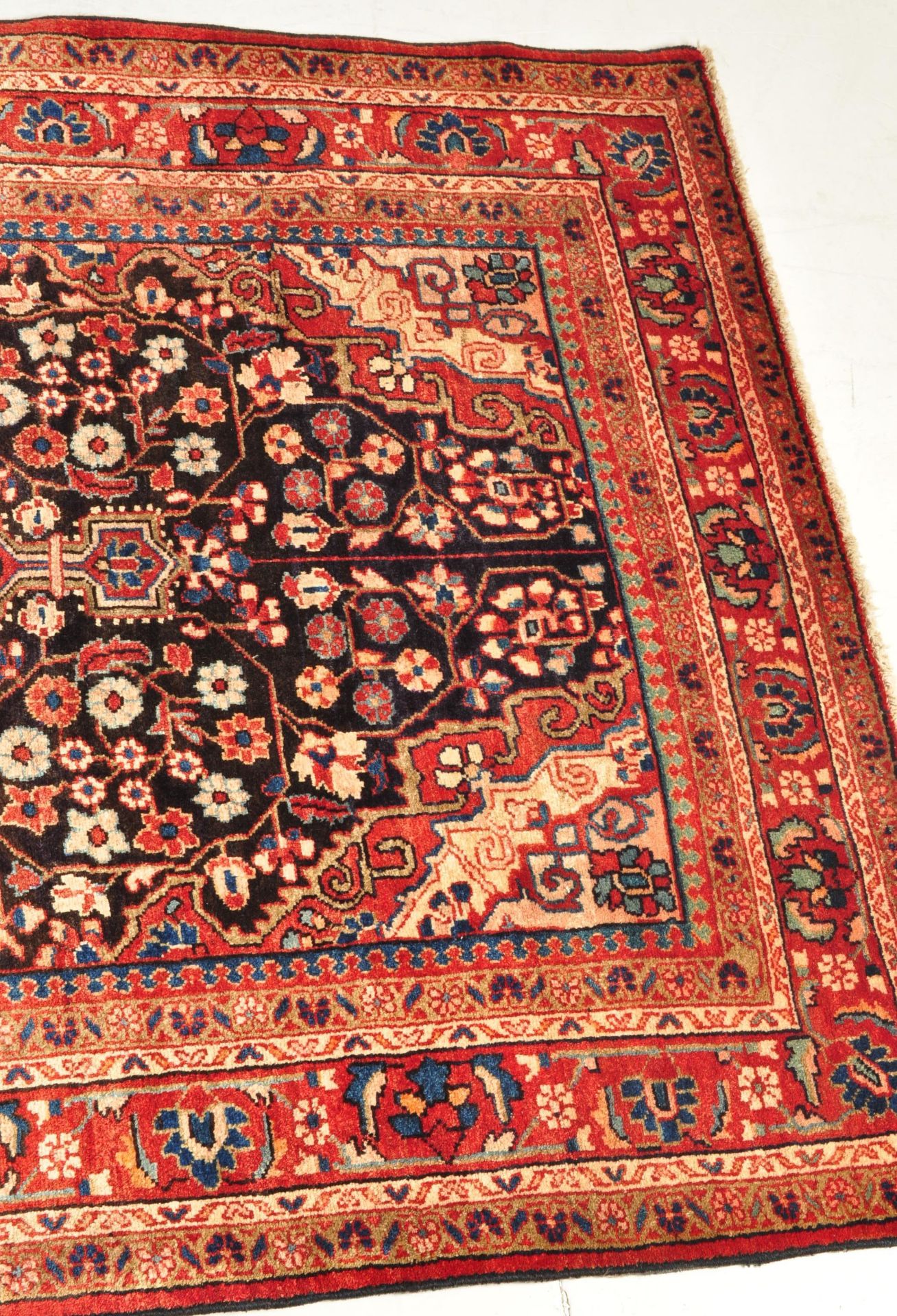 20TH CENTURY PERSIAN ISLAMIC HAND MADE SAROUK RUG - Image 7 of 9