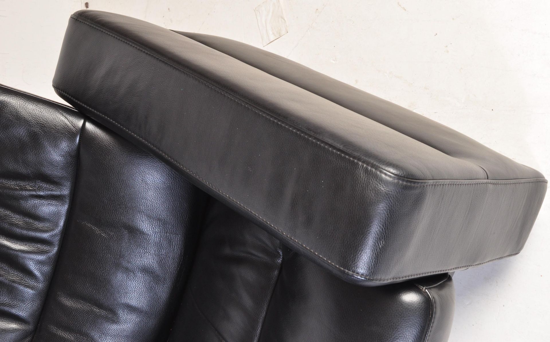 CONTEMPORARY EKORNES STRESSLESS BLACK LEATHER RECLINING SOFA - Image 9 of 9