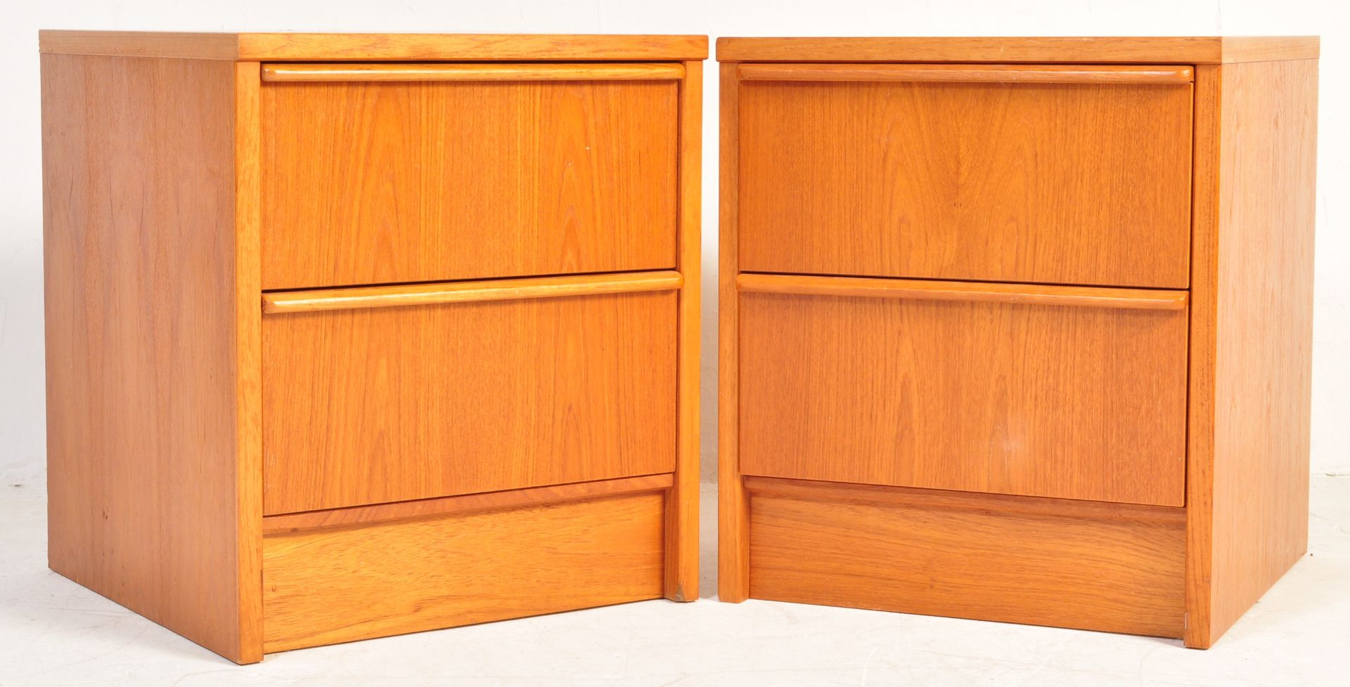 PAIR OF RETRO BEDSIDE CABINETS TOGETHER WITH A SINGLE DRAWER BEDSIDE CABINET - Image 8 of 10