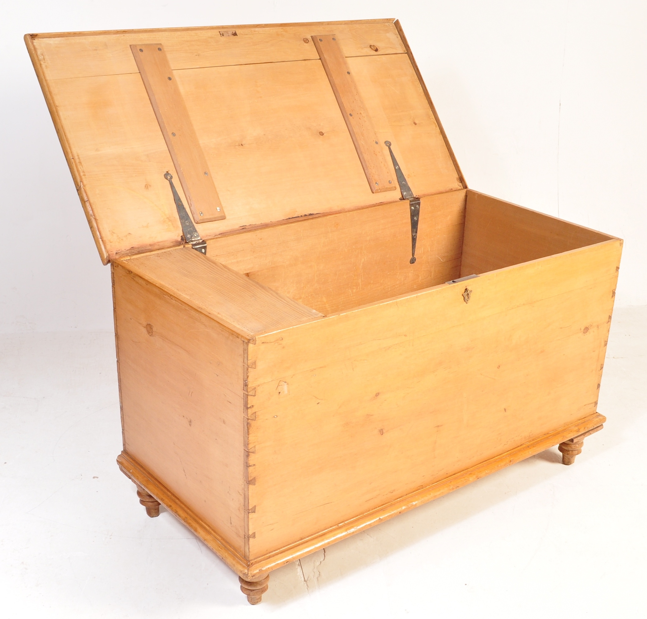 VICTORIAN 19TH CENTURY PINE BLANKET BOX - Image 3 of 10